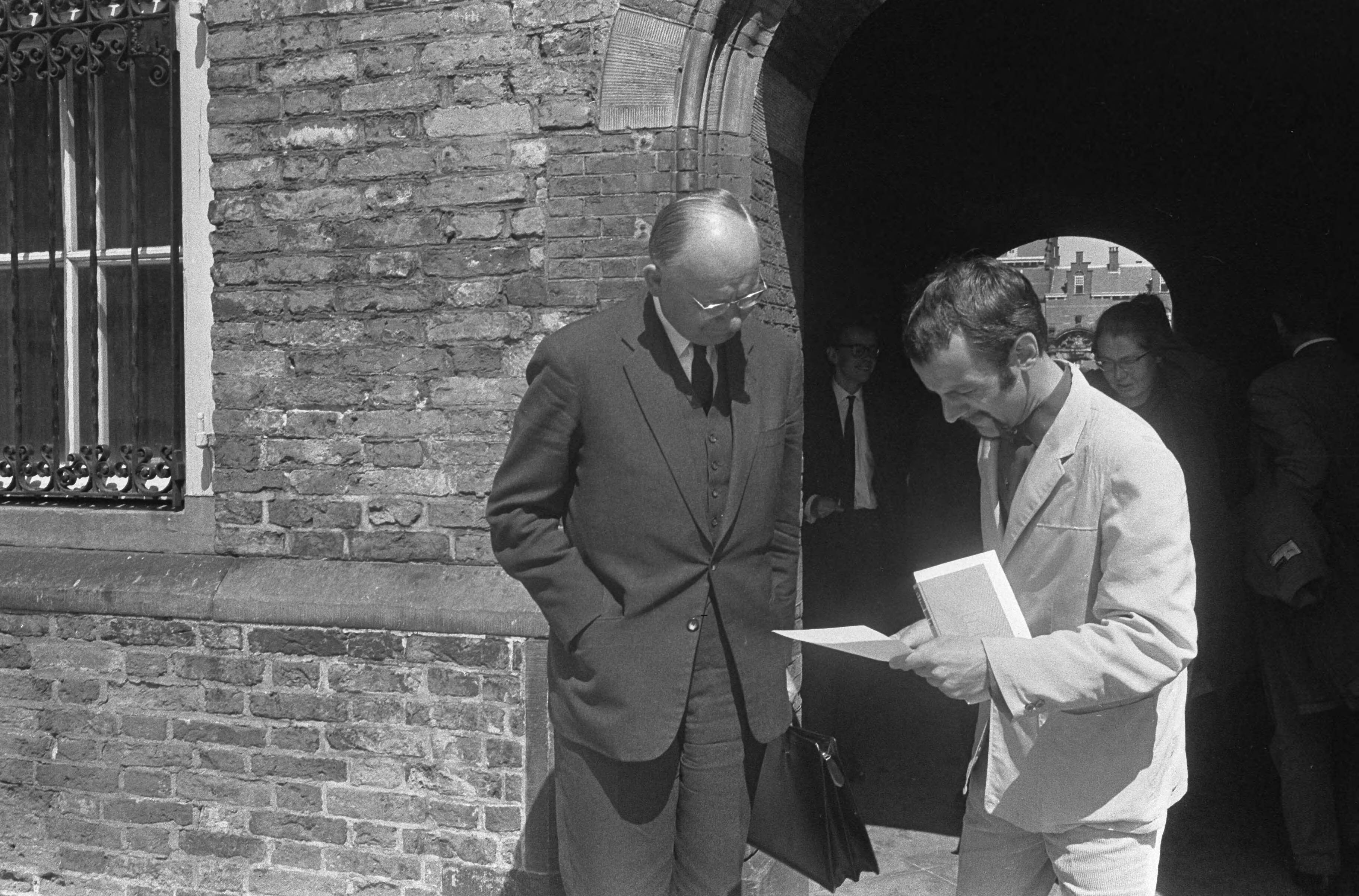 Fotocollectie Anefo — Demonstratie Leidse Studenten bij Eerste Kamer te Den Haag , Minister Vondeling en demonstranten — Foto: Koch, Eric / Anefo. Licentie: Set B: Rechtenvrij / Publiek Domein. Bron: Nationaal Archief. http://hdl.handle.net/10648/aaedcd28-d0b4-102d-bcf8-003048976d84