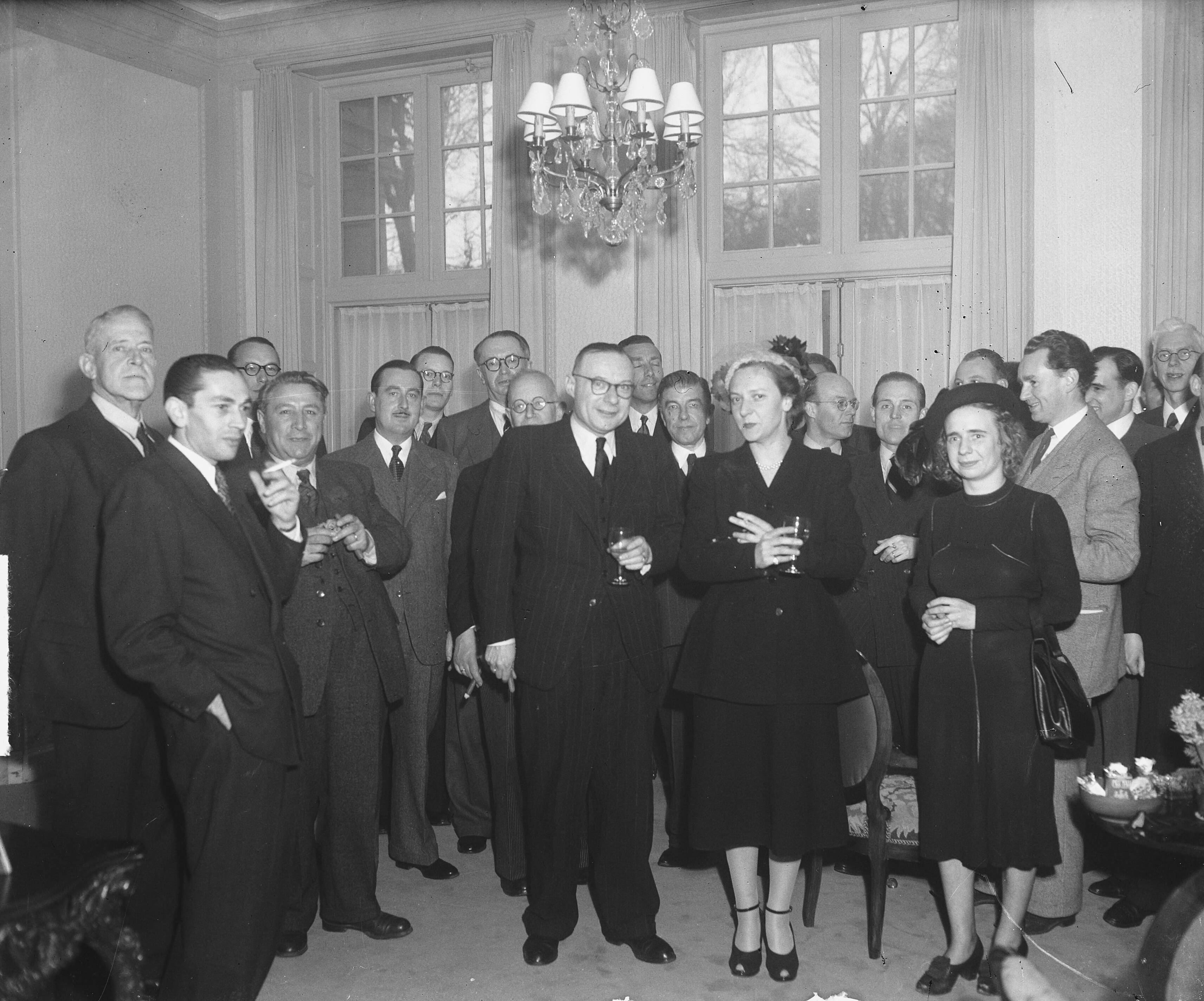 Fotocollectie Anefo — Receptie Luxemburg legatie Jac. Catslaan 2 Den Haag — Foto: Merk, Ben / Anefo. Licentie: Set B: Rechtenvrij / Publiek Domein. Bron: Nationaal Archief. http://hdl.handle.net/10648/a8c5d9aa-d0b4-102d-bcf8-003048976d84