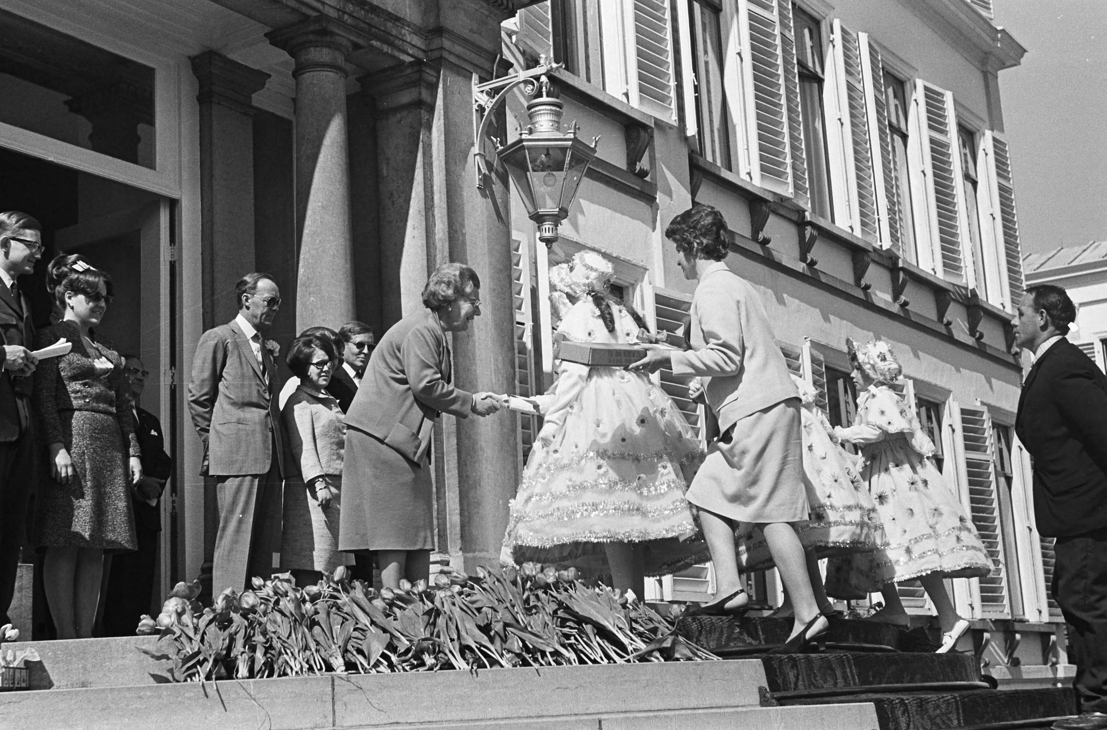 Koninginnedag 1966 — Koningin Juliana met bruidjes — Foto: Fotograaf Onbekend / Anefo. Licentie: Set B: Rechtenvrij / Publiek Domein. Bron: Nationaal Archief. http://hdl.handle.net/10648/aae80adc-d0b4-102d-bcf8-003048976d84