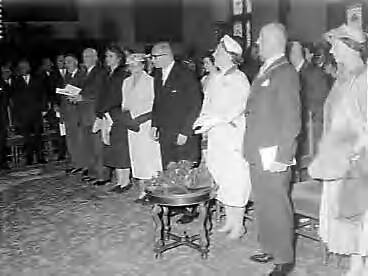 Fotocollectie Anefo — Koningin Juliana opent het 13e Internationale Gemeentecongres in de Ridderzaal te Den Haag — Foto: Noske, J.D. / Anefo. Licentie: Set B: Rechtenvrij / Publiek Domein. Bron: Nationaal Archief. http://hdl.handle.net/10648/a961df94-d0b4-102d-bcf8-003048976d84
