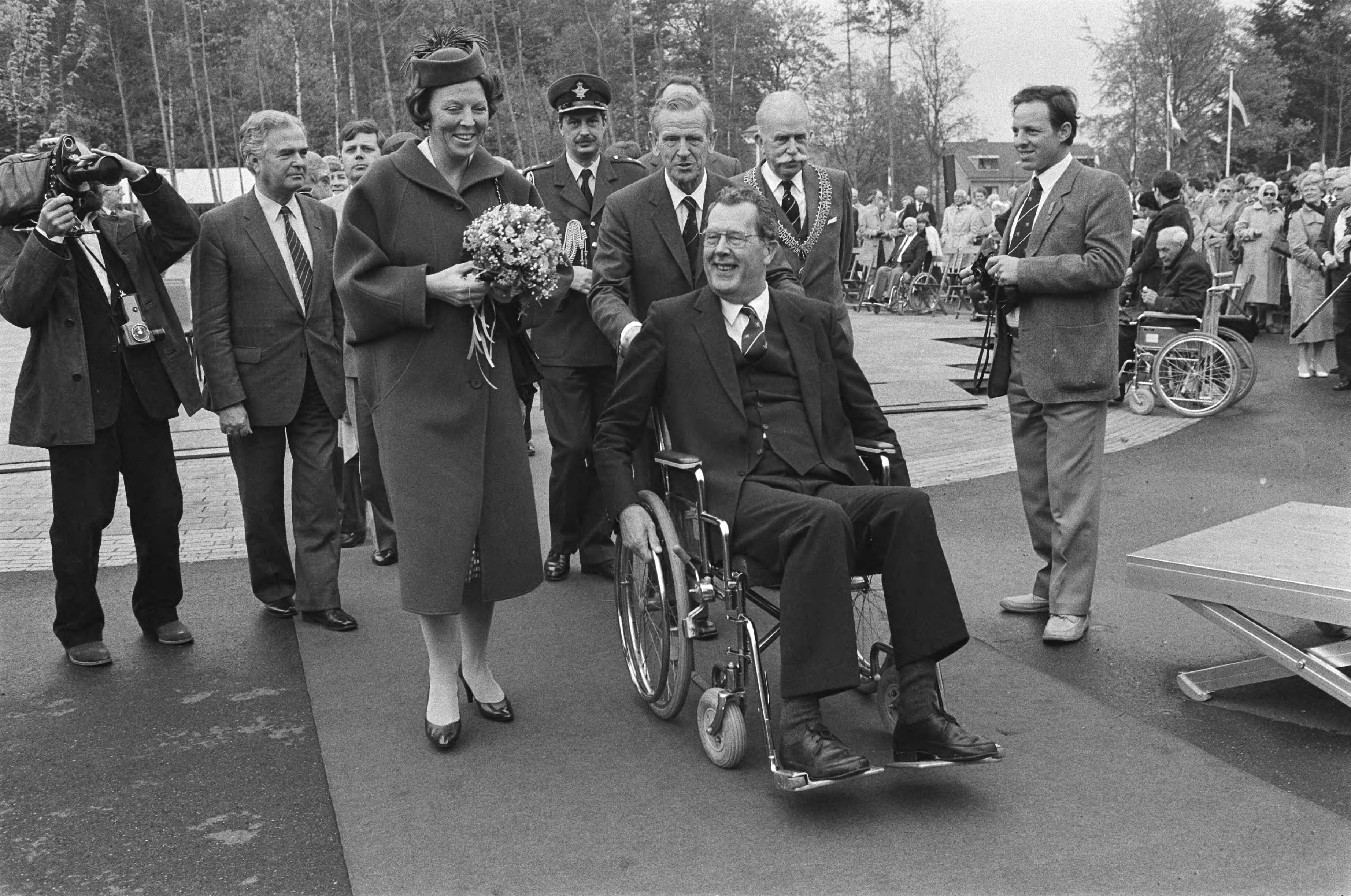 Fotocollectie Anefo — Koningin Beatrix opent revalidatiecentrum BNMO in Doorn — Foto: Antonisse, Marcel / Anefo. Licentie: Set B: Rechtenvrij / Publiek Domein. Bron: Nationaal Archief. http://hdl.handle.net/10648/ad38ccd6-d0b4-102d-bcf8-003048976d84