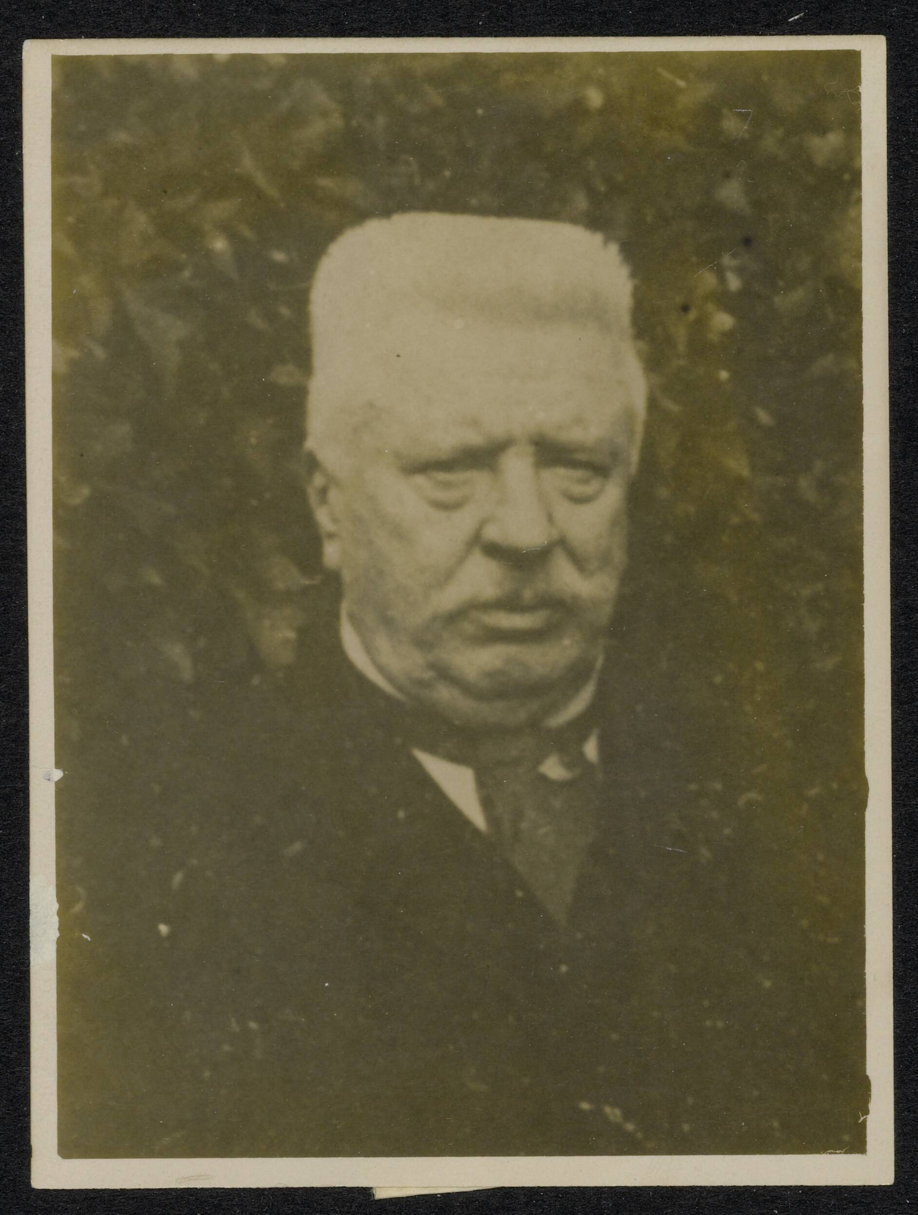 Fotocollectie Eerste Wereldoorlog — Te Rijswijk is in de ouderdom van 71 jaar overleden de gepensioneerde majoor van het Indische leger H.E. Munniks de Jong, ridder in de M.W.O. [Militaire Willemsorde] 4e klasse. Als eerste luitenant nam hij deel aan de expeditie van Atjeh waarbij hij zich bijzonder heeft onderscheiden. Hiervoor werd hem de eresabel voor betoonde dapperheid verleend — Foto: N.V. Vereenigde Fotobureaux. Licentie: Set B: Rechtenvrij / Publiek Domein. Bron: Nationaal Archief. http://hdl.handle.net/10648/af879116-d0b4-102d-bcf8-003048976d84