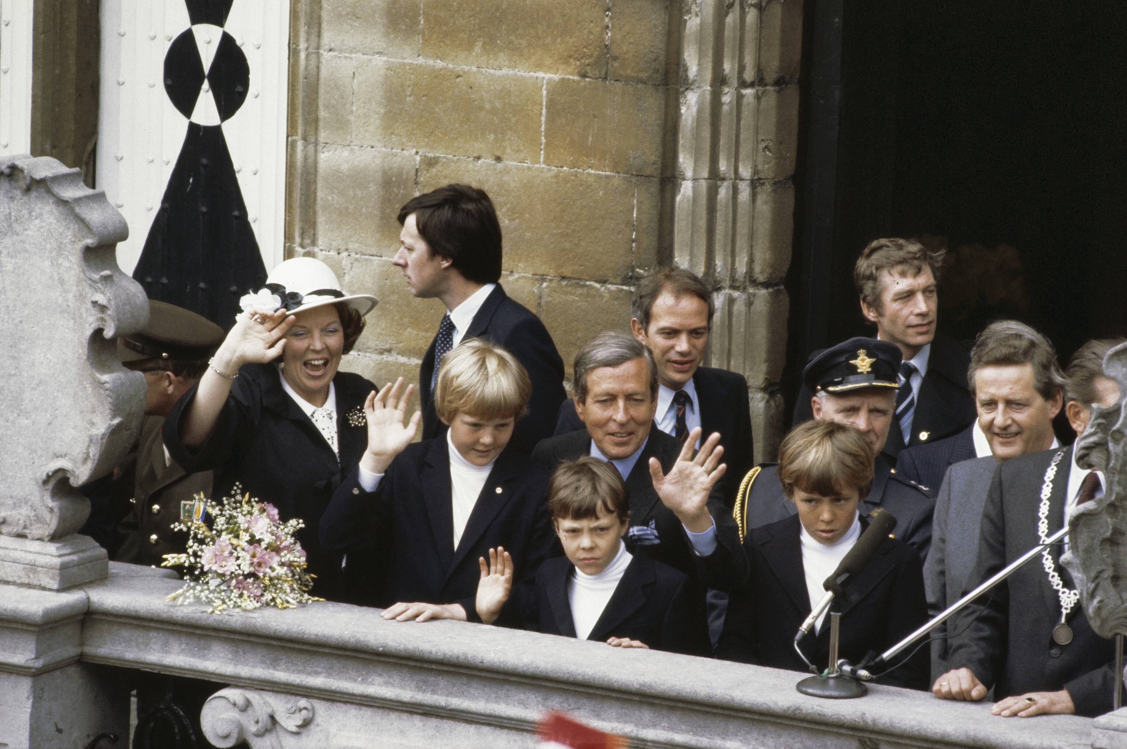 Fotocollectie Anefo — Viering Koninginnedag in Veere; op het bordes van het Stadhuis in Veere, Beatrix en Willem Alexander , Claus, Constantijn en Johan Friso — Foto: Bogaerts, Rob / Anefo. Licentie: Set B: Rechtenvrij / Publiek Domein. Bron: Nationaal Archief. http://hdl.handle.net/10648/ad8a7e8c-d0b4-102d-bcf8-003048976d84