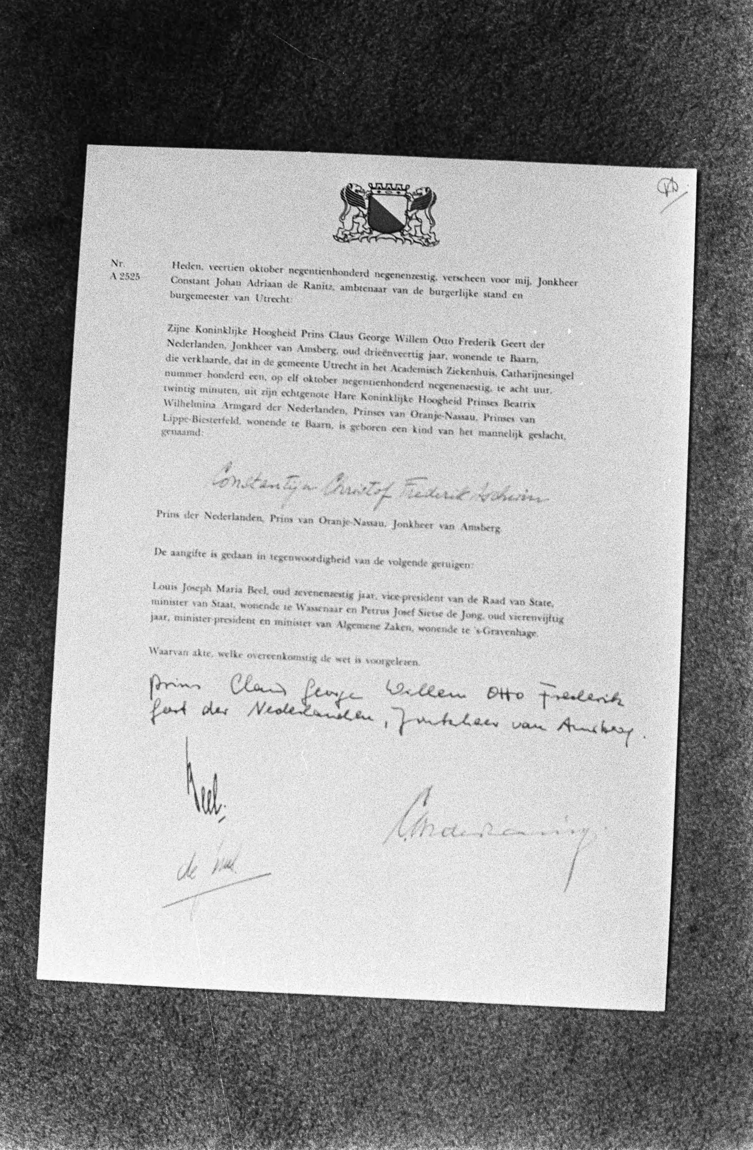 Fotocollectie Anefo — Prins Claus maakt de namen van jongste prins bekend in Academisch Ziekenhuis te Utrecht. Geboorteakte — Foto: Evers, Joost / Anefo. Licentie: Set B: Rechtenvrij / Publiek Domein. Bron: Nationaal Archief. http://hdl.handle.net/10648/ab7d1faa-d0b4-102d-bcf8-003048976d84