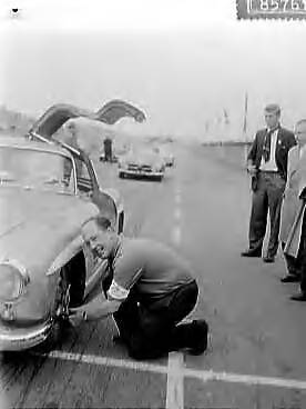 Fotocollectie Anefo — Negende Tulpenrallye. Snelheid opvoeren in Zandvoort — Foto: Pot, Harry / Anefo. Licentie: Set B: Rechtenvrij / Publiek Domein. Bron: Nationaal Archief. http://hdl.handle.net/10648/a95f1ac0-d0b4-102d-bcf8-003048976d84