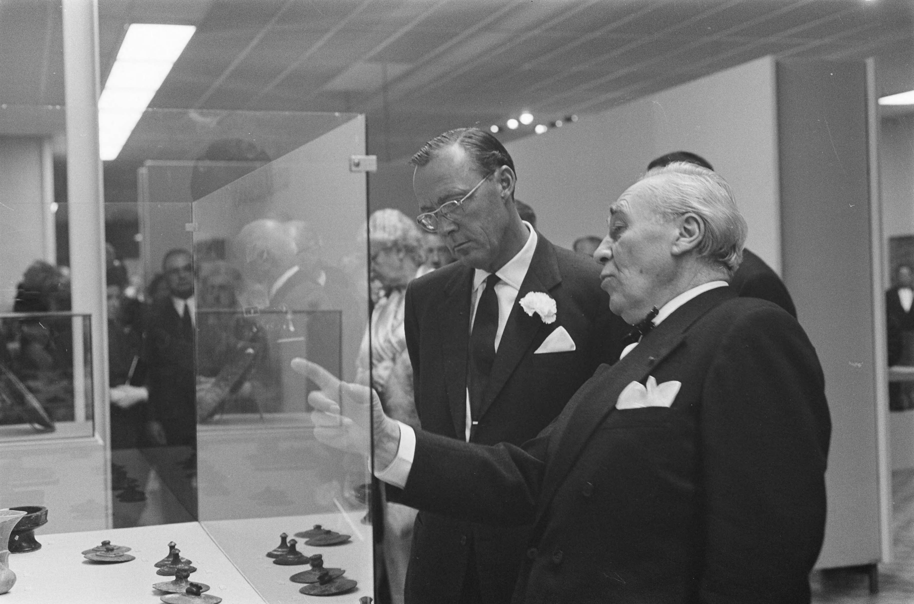 Fotocollectie Anefo — Prins Bernhard opende tentoonstelling 7000 jaar Perzische kunst in het Haagse gemeentemuseum. De prins werd rondgeleid door de directeur van de Franse archeologische dienst in Perzië, prof. Roman Ghirsman. — Foto: Pot, Harry / Anefo. Licentie: Set B: Rechtenvrij / Publiek Domein. Bron: Nationaal Archief. http://hdl.handle.net/10648/aa160eba-d0b4-102d-bcf8-003048976d84