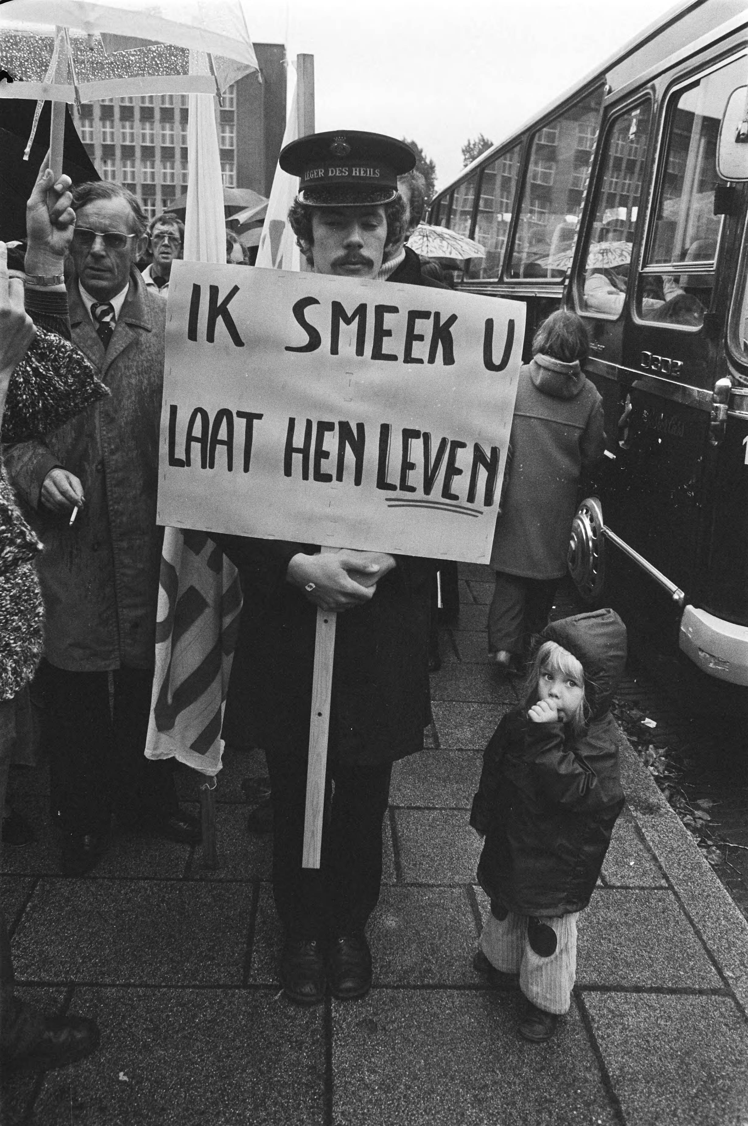 Fotocollectie Anefo — Demonstratie tegen abortus in Den Haag , demonstratie heilsoldaat — Foto: Croes, Rob C. / Anefo. Licentie: Set B: Rechtenvrij / Publiek Domein. Bron: Nationaal Archief. http://hdl.handle.net/10648/ac8b731a-d0b4-102d-bcf8-003048976d84