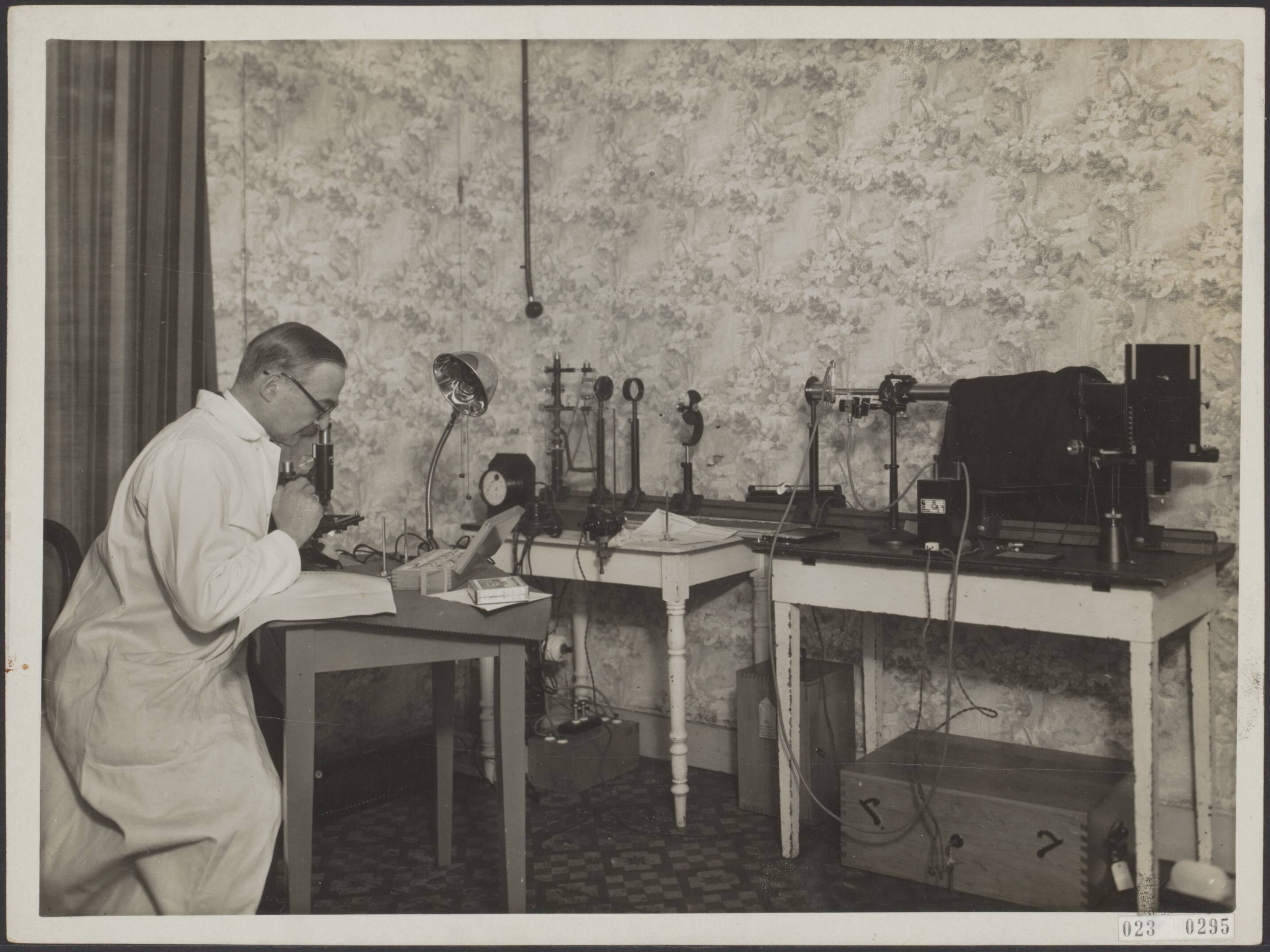 Fotocollectie Elsevier Binnenland — Dr. Bendien die op uitnodiging van het Engelse Kankerinstituut op 30 juli 1931 naar Londen vertrekt, in zijn laboratorium temidden van zijn onontbeerlijke instrumenten — Foto: N.V. Polygoon. Licentie: Set B: Rechtenvrij / Publiek Domein. Bron: Nationaal Archief. http://hdl.handle.net/10648/add45a66-d0b4-102d-bcf8-003048976d84
