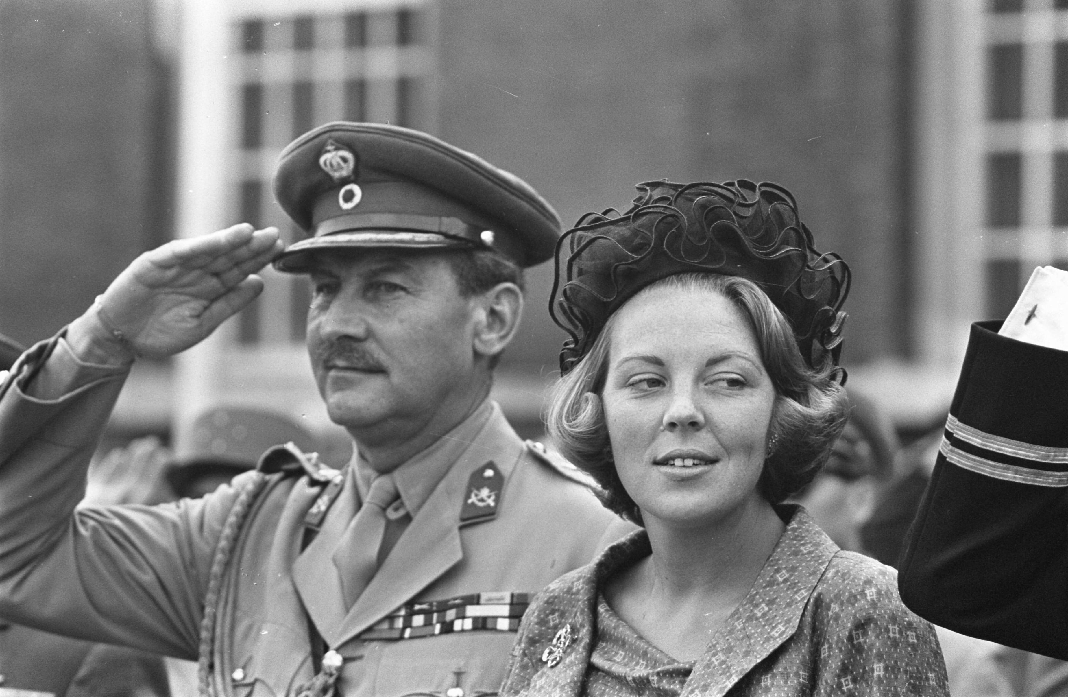 Fotocollectie Anefo — Prinses Beatrix bezoekt KMA te Breda, Prinses Beatrix met naast haar Prins Peter van Griekenland — Foto: Pot, Harry / Anefo. Licentie: Set B: Rechtenvrij / Publiek Domein. Bron: Nationaal Archief. http://hdl.handle.net/10648/aa77e888-d0b4-102d-bcf8-003048976d84