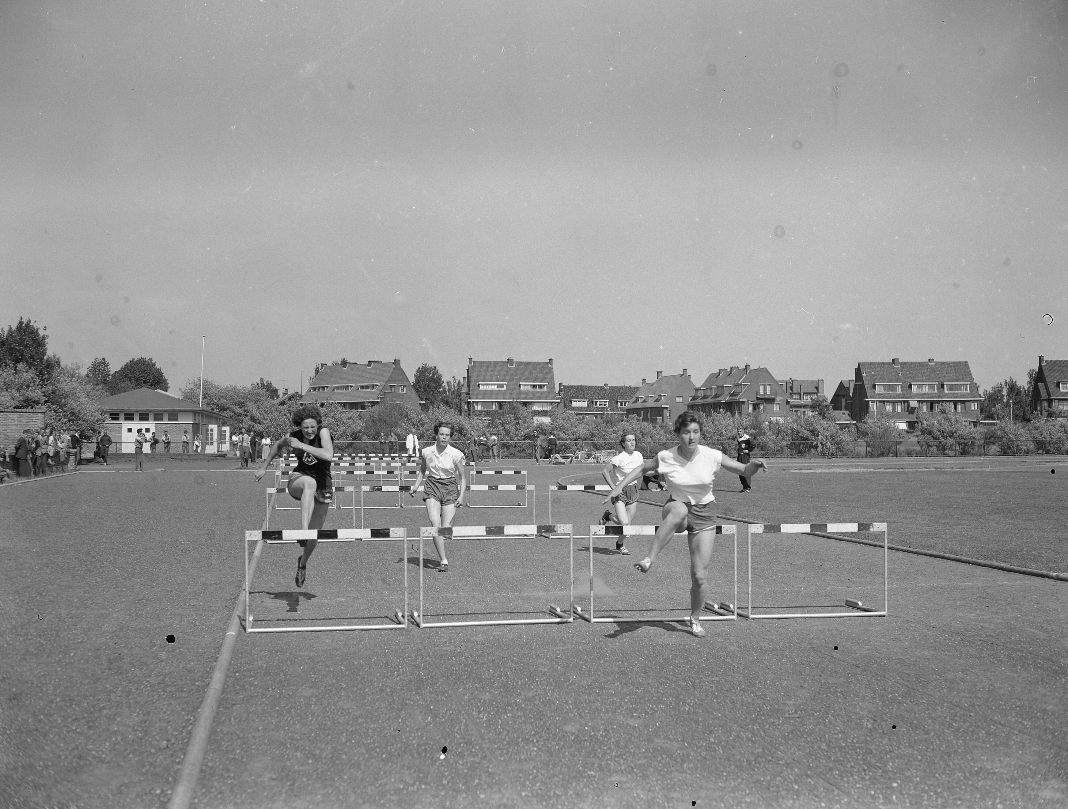 Fotocollectie Anefo — Nederlandse Jeugd Atletiekkampioenschappen te Den Haag. 60 meter horden meisjes [Winnares: Willy Cysoon (Marathon)] — Foto: Pot, Harry / Anefo. Licentie: Set B: Rechtenvrij / Publiek Domein. Bron: Nationaal Archief. http://hdl.handle.net/10648/a9387d70-d0b4-102d-bcf8-003048976d84