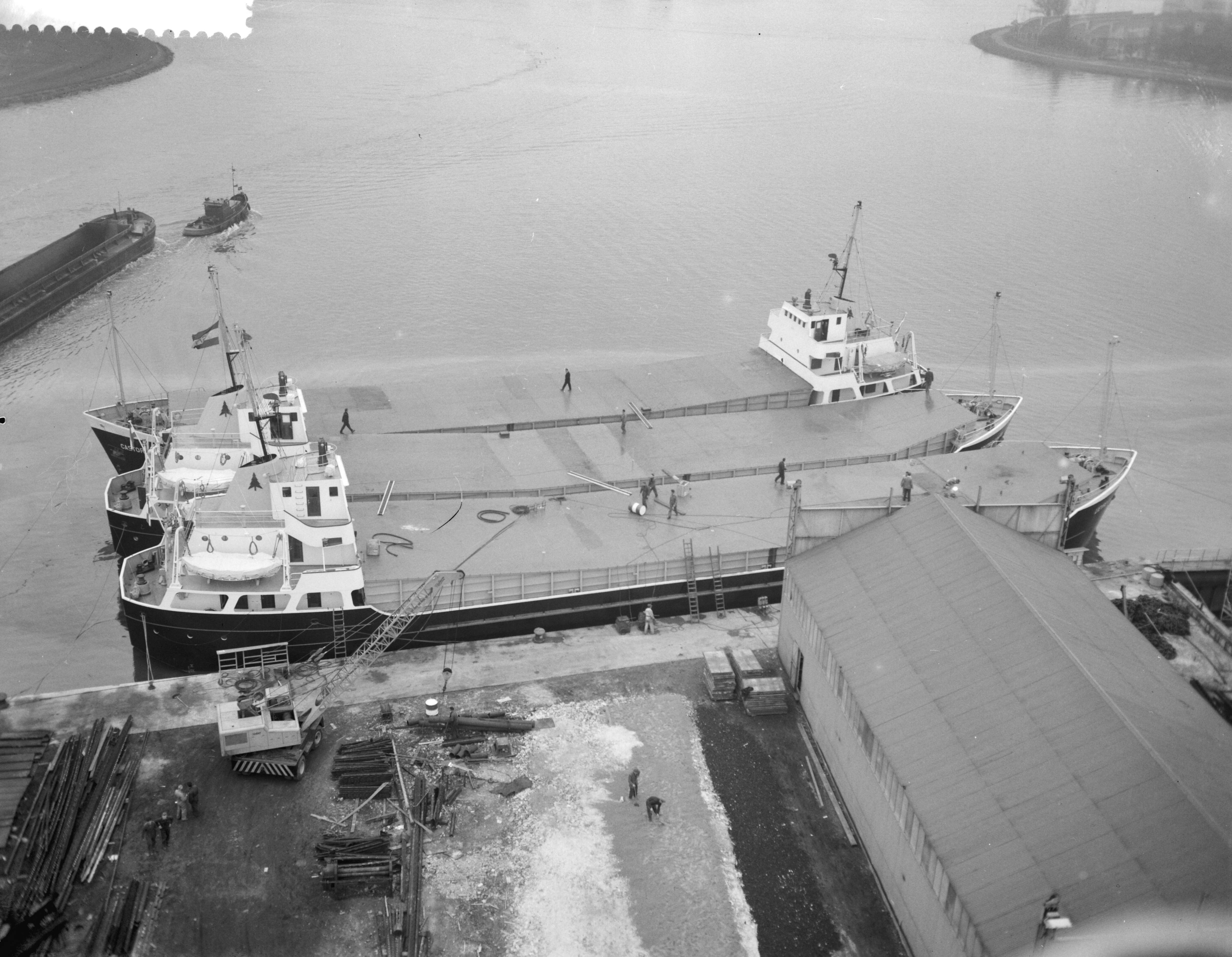 Fotocollectie Anefo — Overdracht schepen (Lièvre Consol, Loutre Consol en Castor Consol) bij de Zaanlandse Scheepsbouw Maatschappij — Foto: Bilsen, Joop van / Anefo. Licentie: Set B: Rechtenvrij / Publiek Domein. Bron: Nationaal Archief. http://hdl.handle.net/10648/a9ab8112-d0b4-102d-bcf8-003048976d84