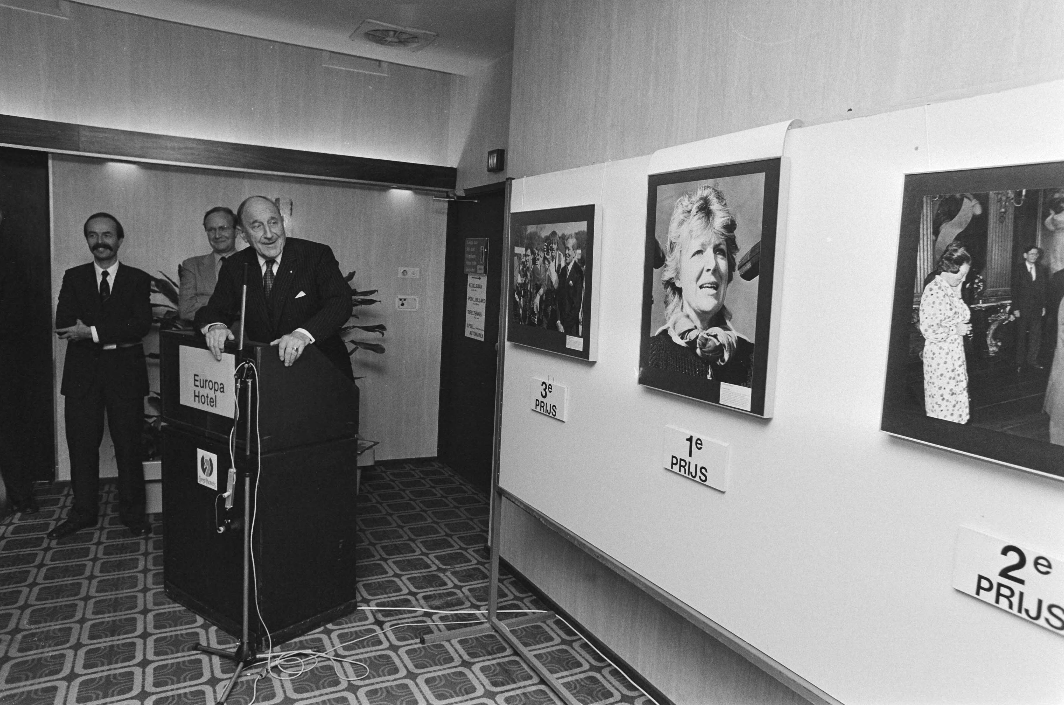 Fotocollectie Anefo — Mr. J. M. A. H. Luns heeft vandaag in Scheveningen het Oranje Wisselobejctief uitgereikt aan Anefo fotograaf Rob C. Croes — Foto: Bogaerts, Rob / Anefo. Licentie: Set B: Rechtenvrij / Publiek Domein. Bron: Nationaal Archief. http://hdl.handle.net/10648/ad3dfc56-d0b4-102d-bcf8-003048976d84