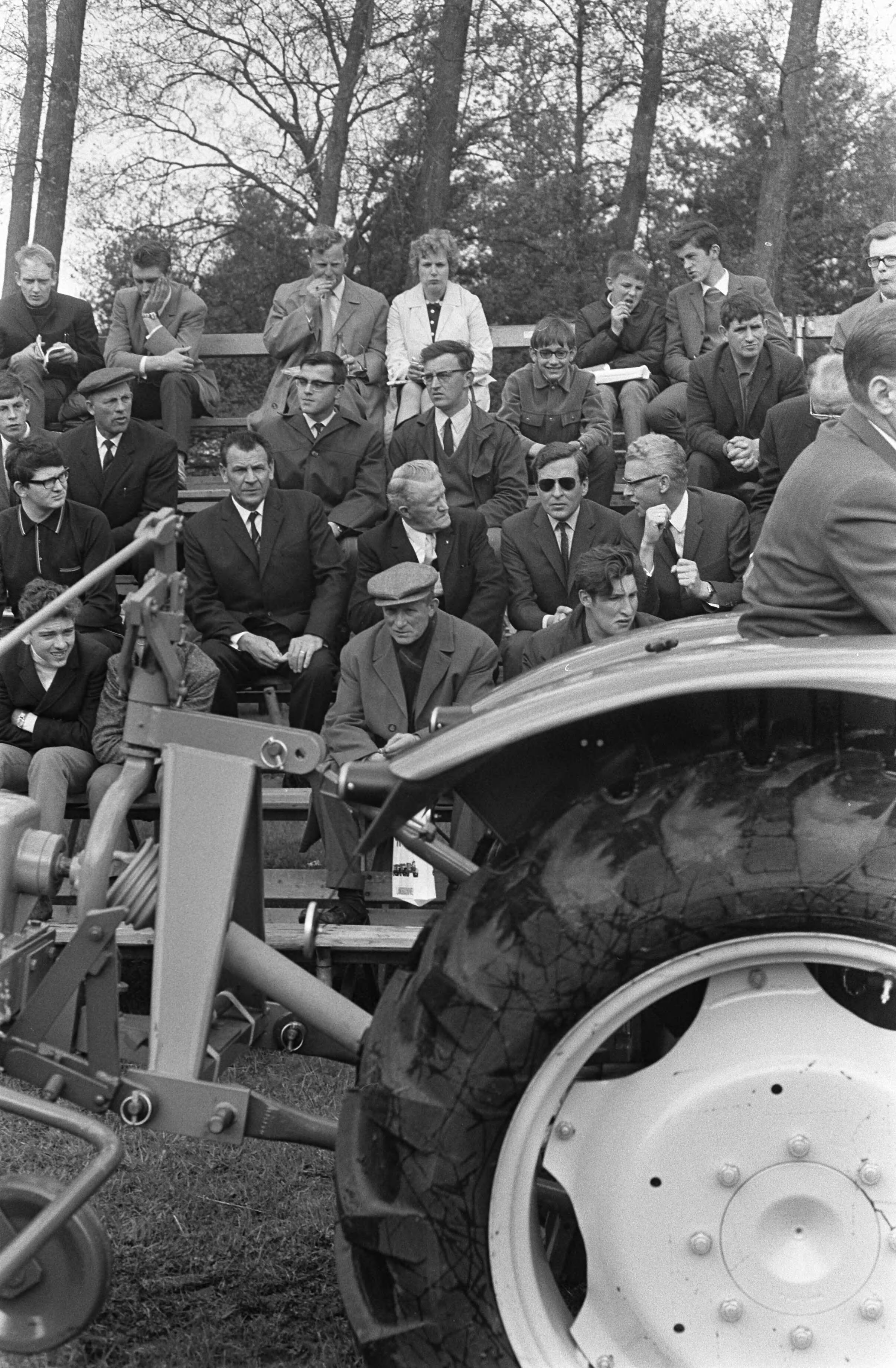 Fotocollectie Anefo — HKH Prins Claus opent de 22e "Werktuigendagen" te Liempde Prins Claus tijdens rondgang — Foto: Mieremet, Rob / Anefo. Licentie: Set B: Rechtenvrij / Publiek Domein. Bron: Nationaal Archief. http://hdl.handle.net/10648/ab684120-d0b4-102d-bcf8-003048976d84