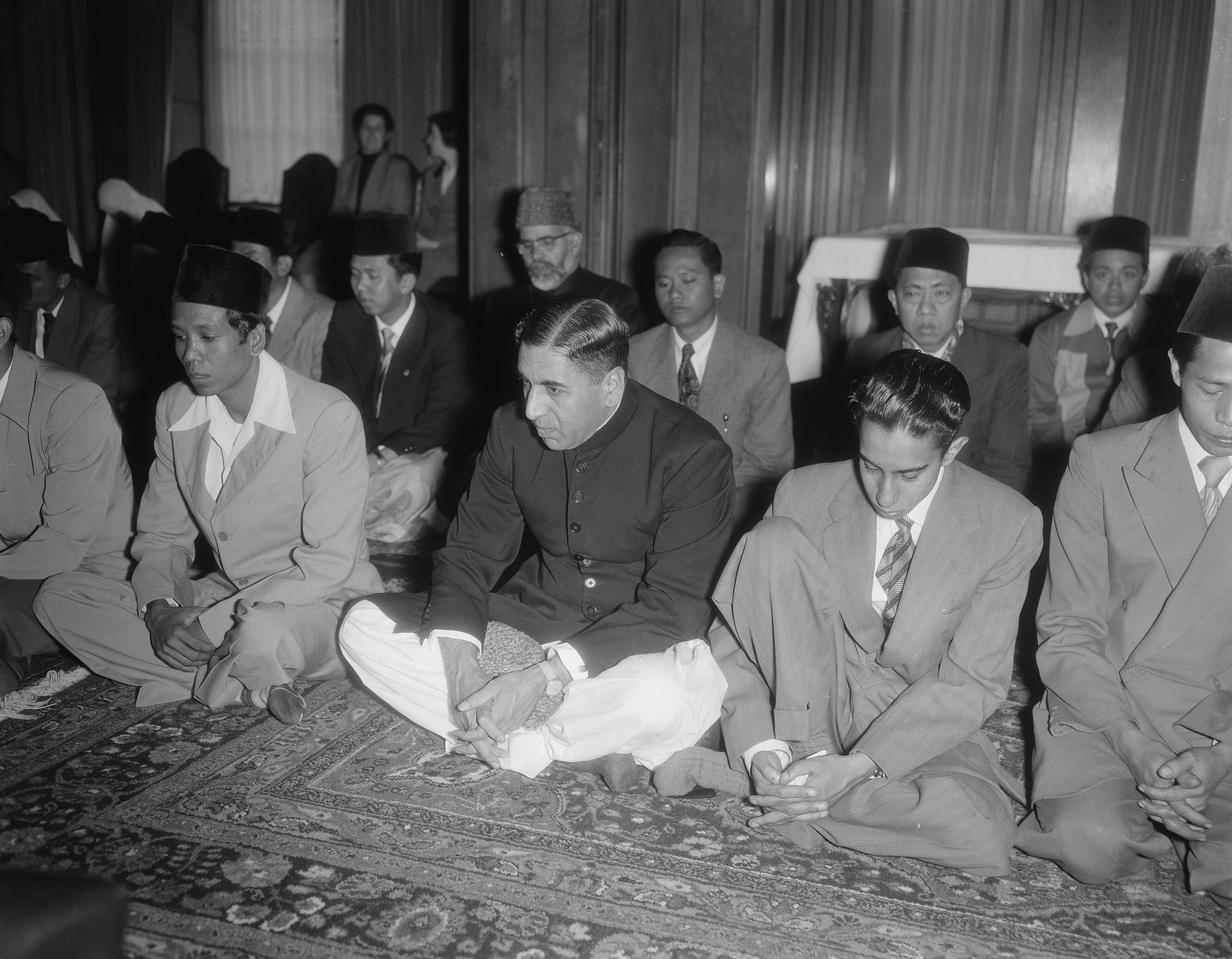 Fotocollectie Anefo — Viering in Wassenaar van de islamitische feestdag Idul Adha [Eidh al-Adha]. De heer Bukhari (Pakistan) — Foto: Duinen, G.W. van / Anefo. Licentie: Set B: Rechtenvrij / Publiek Domein. Bron: Nationaal Archief. http://hdl.handle.net/10648/a9279636-d0b4-102d-bcf8-003048976d84