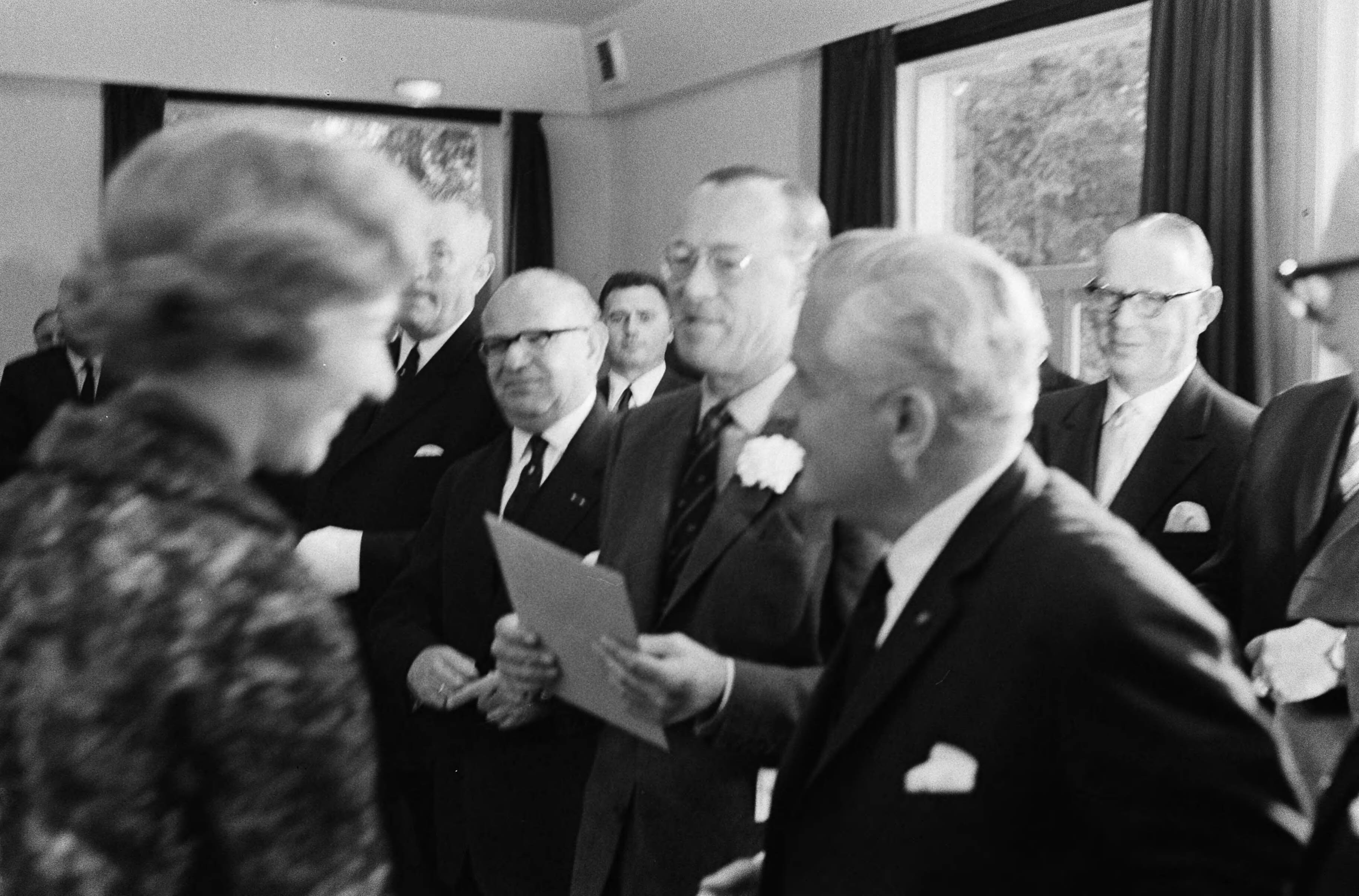 Fotocollectie Anefo — Prins Bernhard opende gebouw van Veilig Verkeer in Hilversum, de prins tijdens de rondgang — Foto: Pot, Harry / Anefo. Licentie: Set B: Rechtenvrij / Publiek Domein. Bron: Nationaal Archief. http://hdl.handle.net/10648/aa372334-d0b4-102d-bcf8-003048976d84