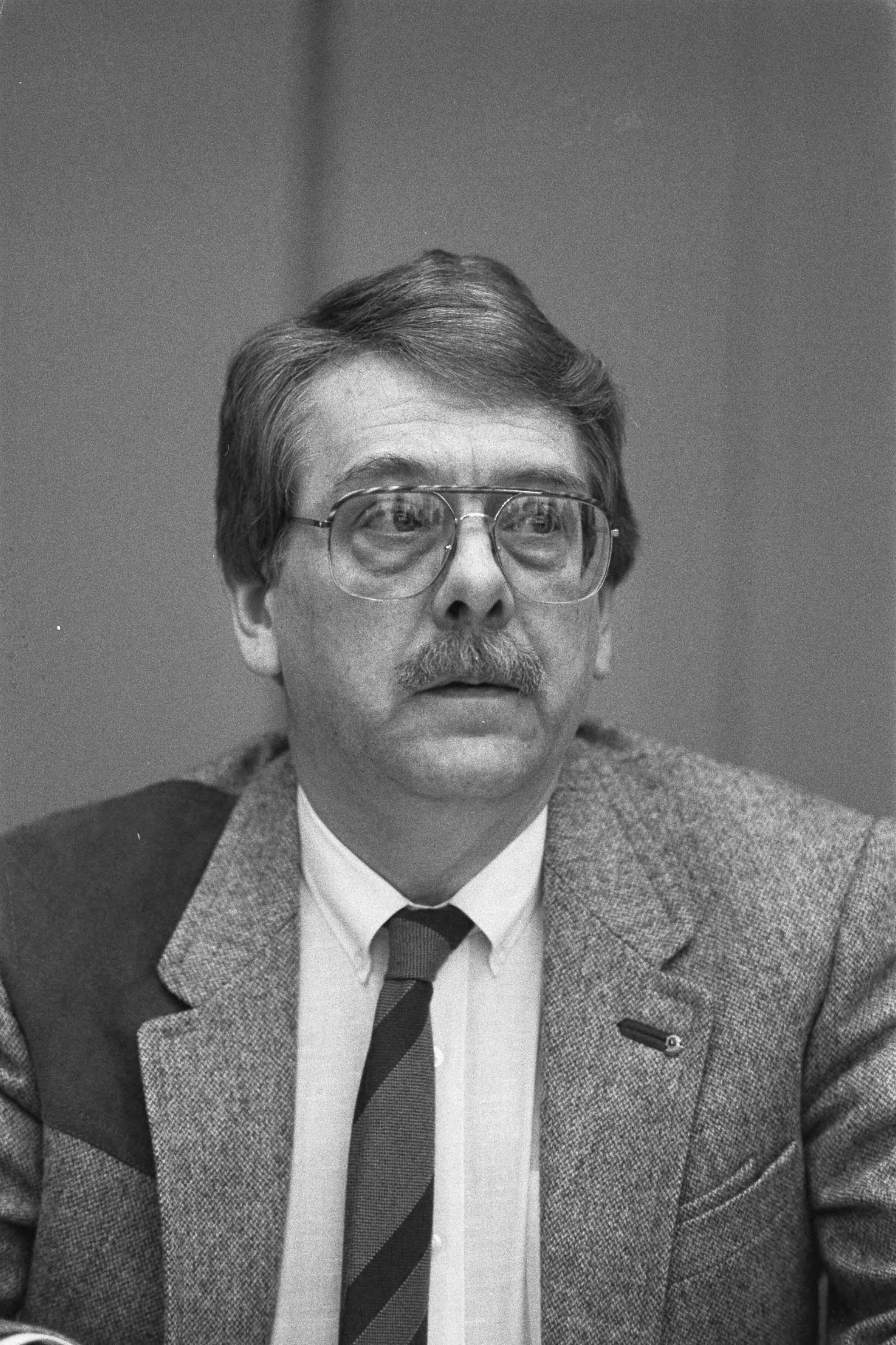Fotocollectie Anefo — Overleg stukgoedsector Rotterdam in Den Haag met commissie Van der Louw ; SVZ-directeur Zeebregts tijdens overleg — Foto: Bogaerts, Rob / Anefo. Licentie: Set B: Rechtenvrij / Publiek Domein. Bron: Nationaal Archief. http://hdl.handle.net/10648/ad5c8c48-d0b4-102d-bcf8-003048976d84