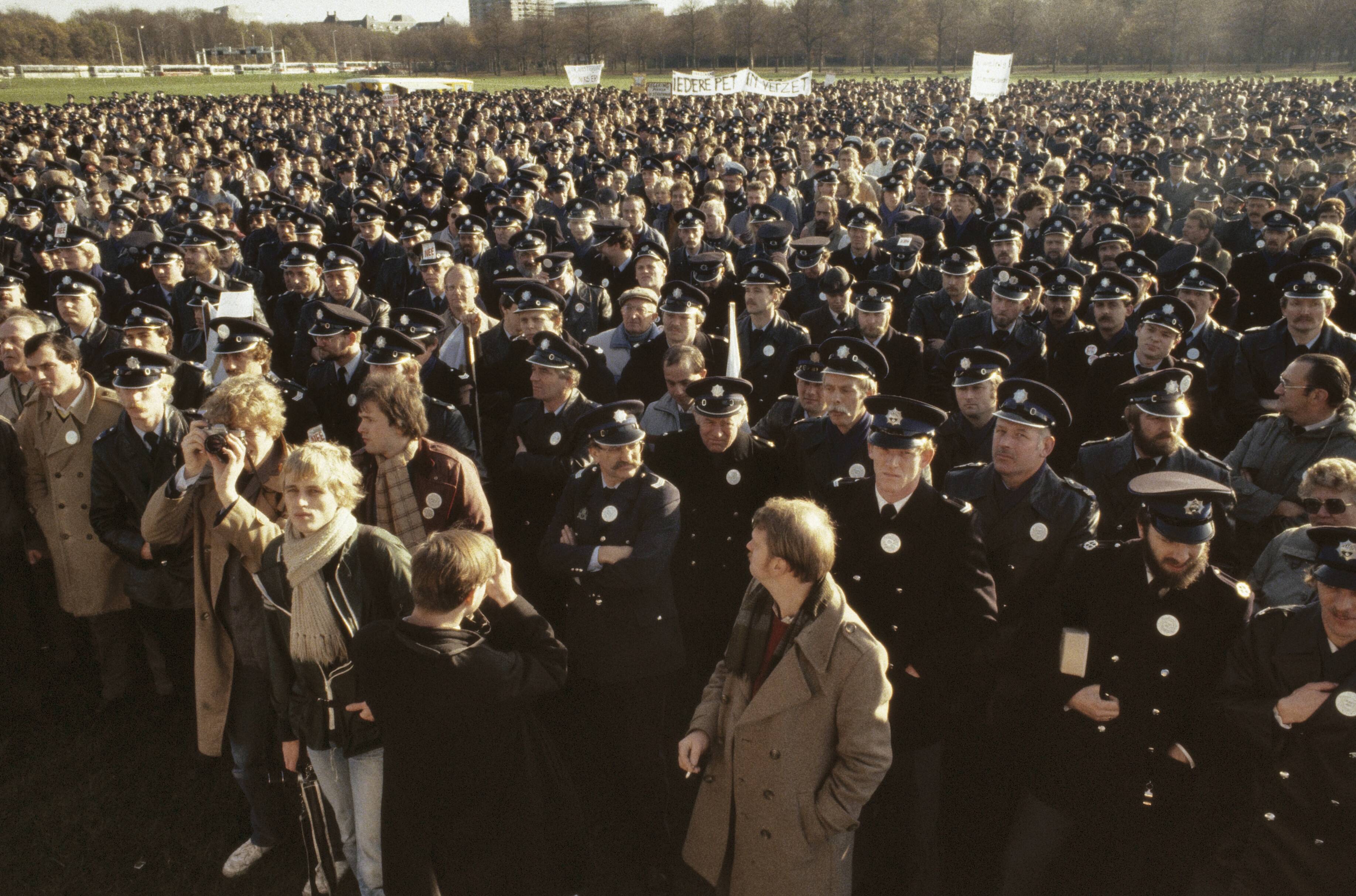 Fotocollectie Anefo — Protest (demonstratie) politiemensen in Den Haag tegen 3,5% korting; totaaloverzicht — Foto: Croes, Rob C. / Anefo. Licentie: Set B: Rechtenvrij / Publiek Domein. Bron: Nationaal Archief. http://hdl.handle.net/10648/ad8b6ea0-d0b4-102d-bcf8-003048976d84