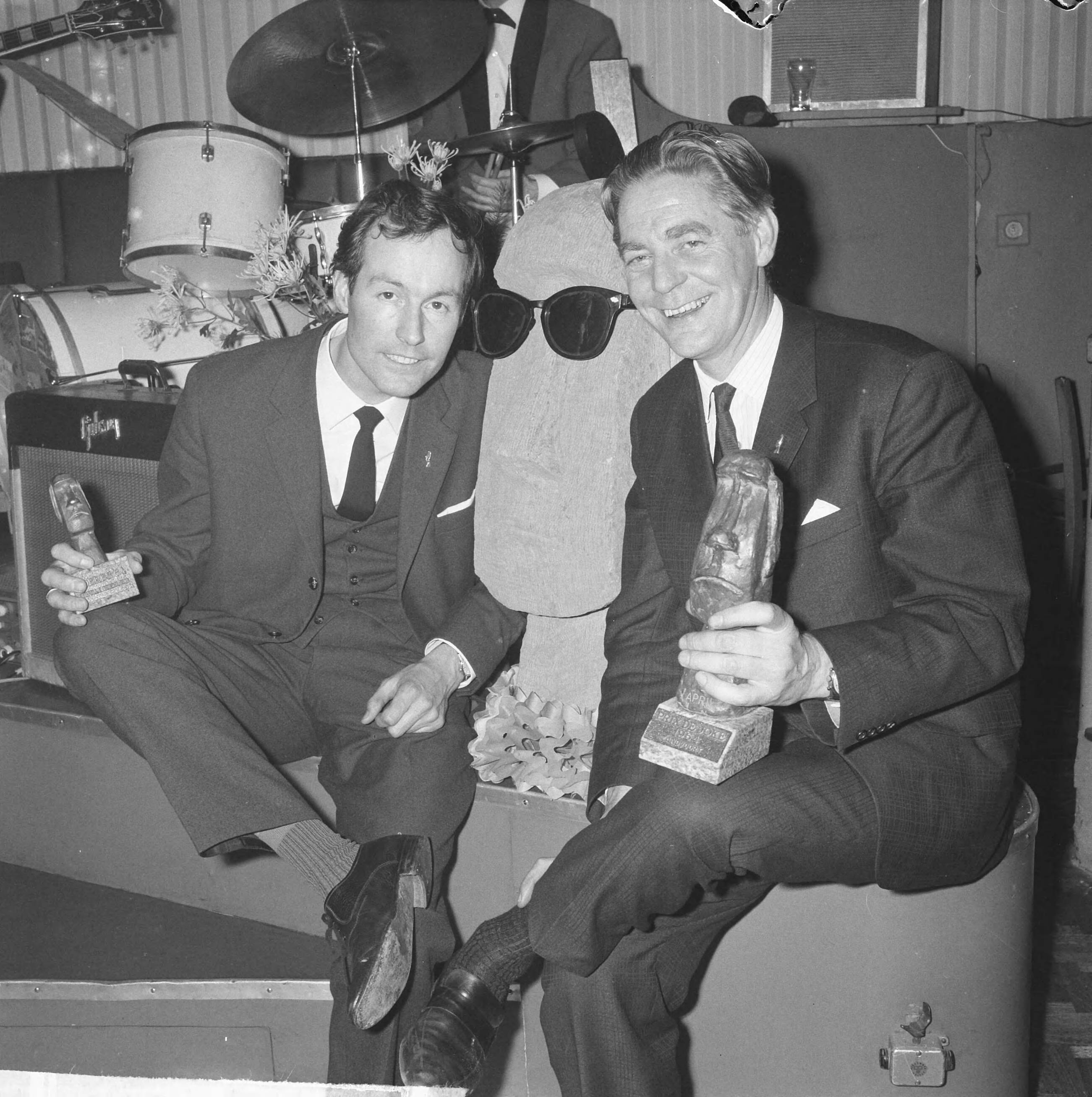 Fotocollectie Anefo — "Prix de Joke 1964" voor Bert Haanstra, Bert Haanstra (rechts) en fotograaf Theo van Houts in Hotel Bouwes te Zandvoort — Foto: Nijs, Jac. de / Anefo. Licentie: Set B: Rechtenvrij / Publiek Domein. Bron: Nationaal Archief. http://hdl.handle.net/10648/aa624b18-d0b4-102d-bcf8-003048976d84