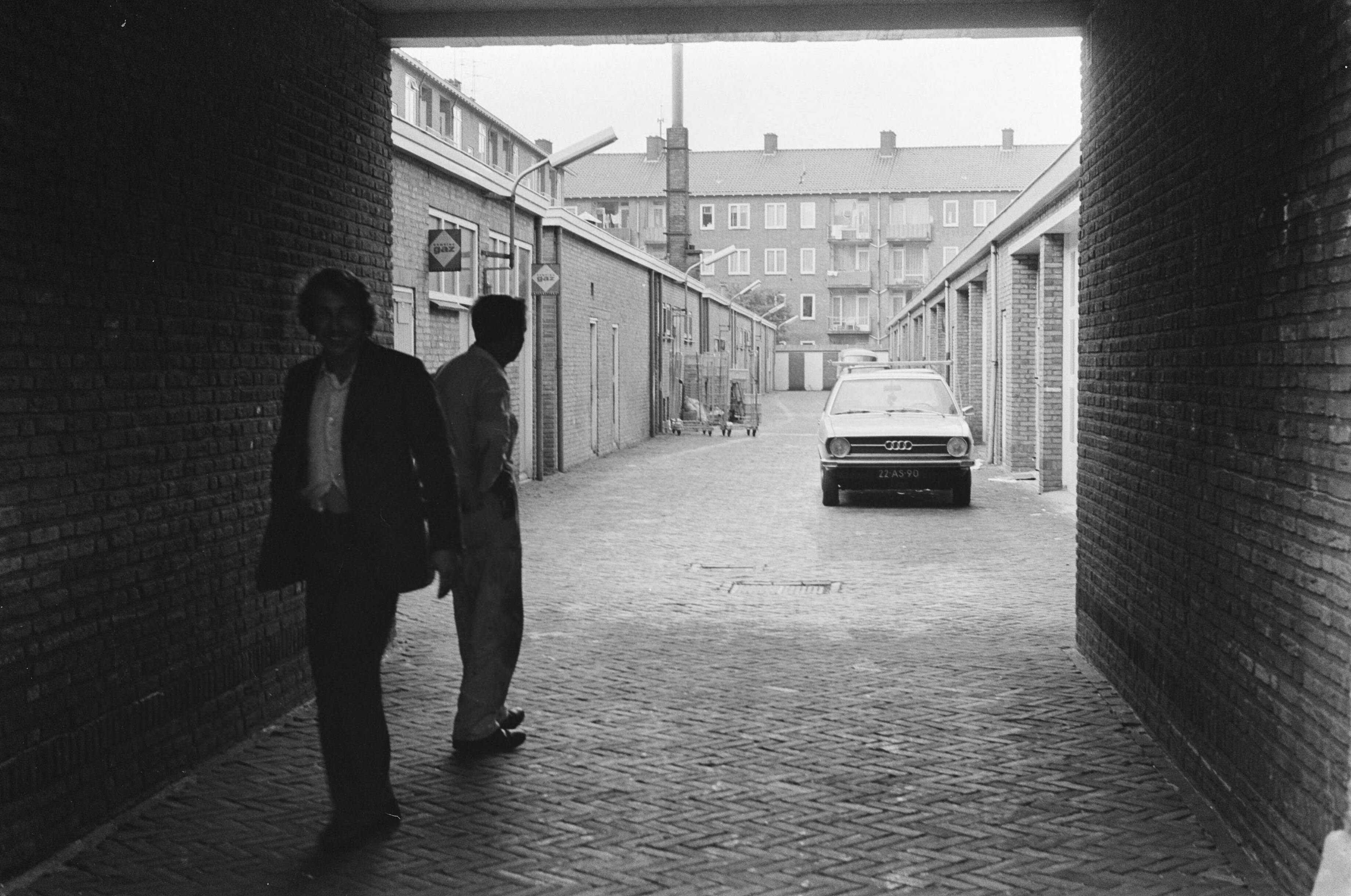 Fotocollectie Anefo — Politiemannen in Rijswijk van wapens en uniformen beroofd. De plaats waar de politiemannen werden overvallen; servicestraat achter de Lindelaan en Jan van Polanenstraat — Foto: Mieremet, Rob / Anefo. Licentie: Set B: Rechtenvrij / Publiek Domein. Bron: Nationaal Archief. http://hdl.handle.net/10648/ac5155a4-d0b4-102d-bcf8-003048976d84