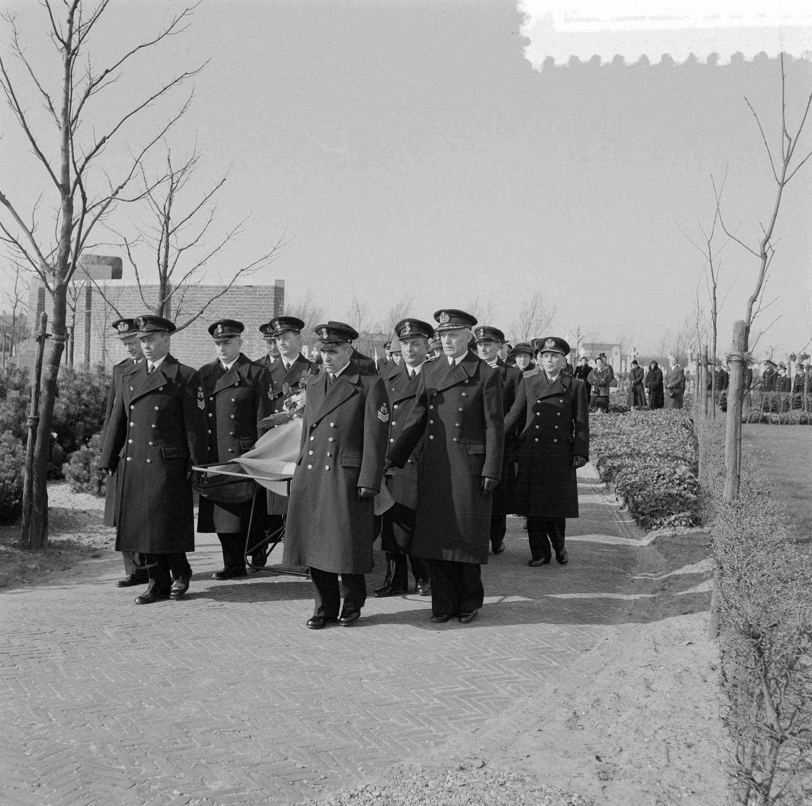 Fotocollectie Anefo — Marvobegrafenis in Vlissingen. Overste C. Greeuw — Foto: Behrens, Herbert F. / Anefo. Licentie: Set B: Rechtenvrij / Publiek Domein. Bron: Nationaal Archief. http://hdl.handle.net/10648/a95b0fb6-d0b4-102d-bcf8-003048976d84