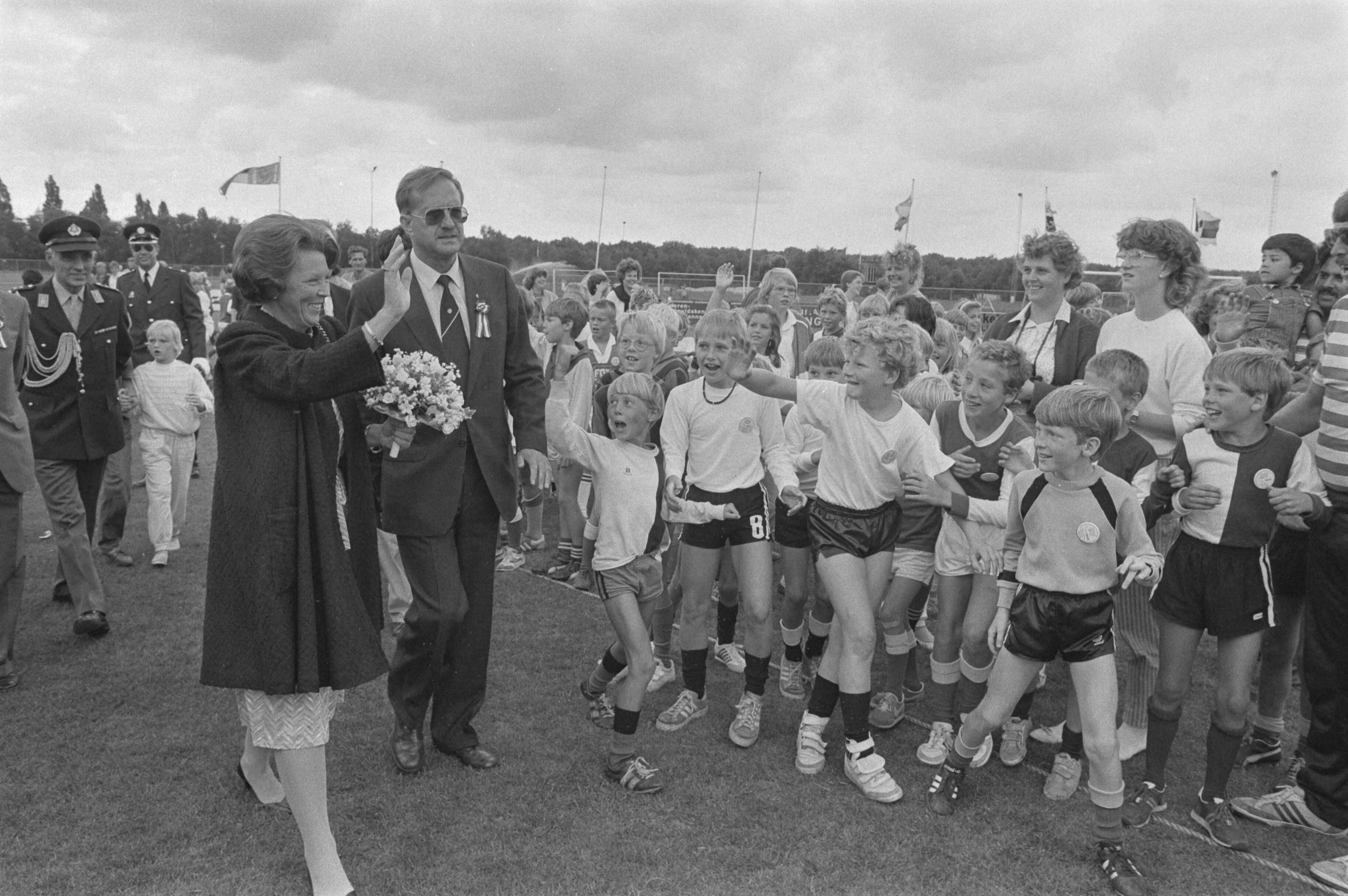 Fotocollectie Anefo — Koningin Beatrix woont de jubileum-sluitdag van de Zwaluwen Jeugd actie t.b.v. Prinses Beatrix Fonds in Huizen bij — Foto: Croes, Rob C. / Anefo. Licentie: Set B: Rechtenvrij / Publiek Domein. Bron: Nationaal Archief. http://hdl.handle.net/10648/ad3c7912-d0b4-102d-bcf8-003048976d84