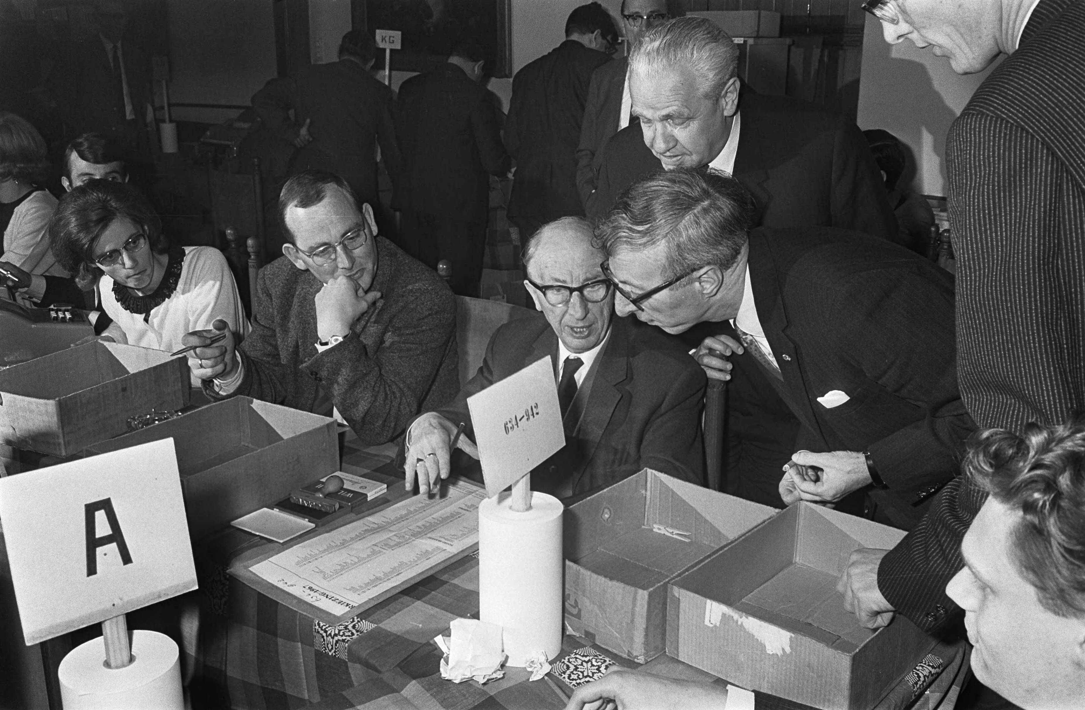 Fotocollectie Anefo — In de Ridderzaal te Den Haag , nummer 13 Premier Zijlstra bij Herma Wigbold — Foto: Koch, Eric / Anefo. Licentie: Set B: Rechtenvrij / Publiek Domein. Bron: Nationaal Archief. http://hdl.handle.net/10648/ab0feb1a-d0b4-102d-bcf8-003048976d84