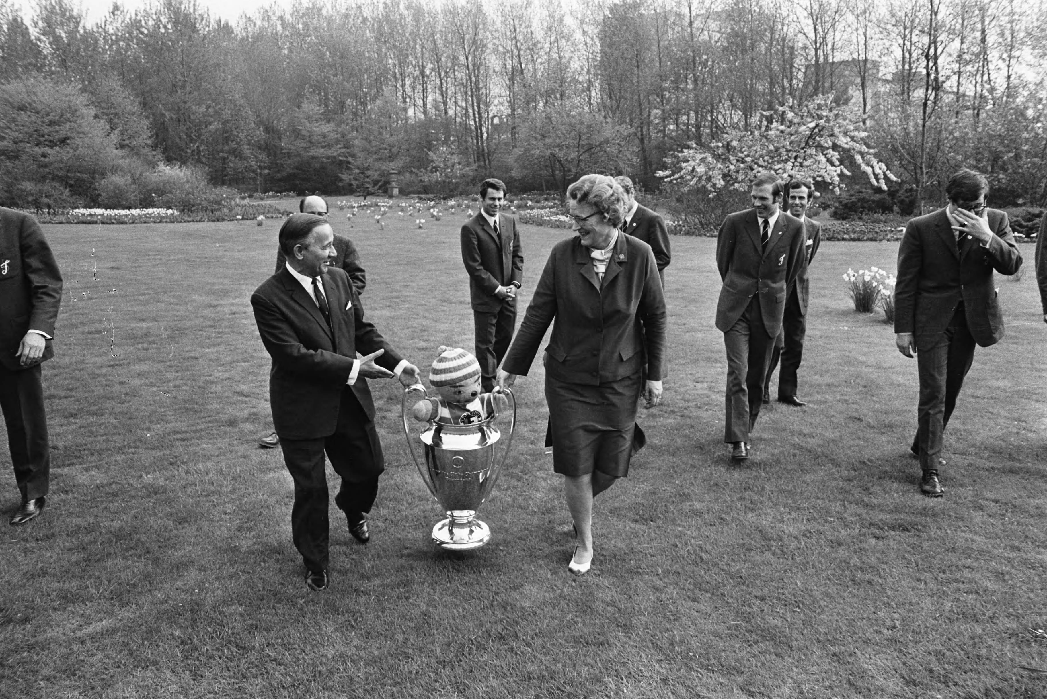 Fotocollectie Anefo — Elftal Feijenoord ontvangen op Catshuis, Den Haag ; Premier De Jong en minister Klompe met Europacup in tuin — Foto: Evers, Joost / Anefo. Licentie: Set B: Rechtenvrij / Publiek Domein. Bron: Nationaal Archief. http://hdl.handle.net/10648/ab96892c-d0b4-102d-bcf8-003048976d84