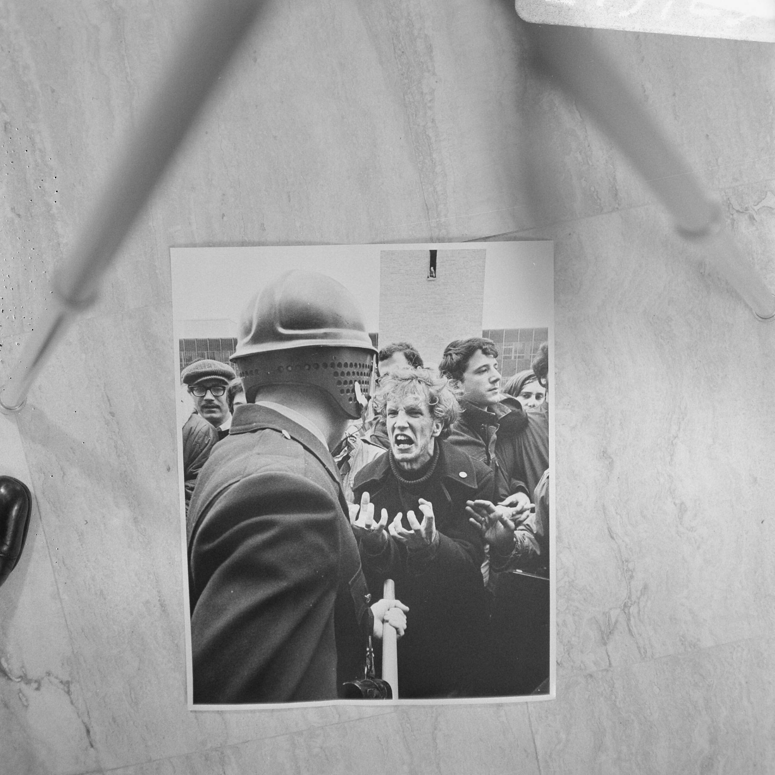 Fotocollectie Anefo — World Press Photo voorbezichtiging in Congresgebouw Den Haag "Demonstrant" — Foto: Koch, Eric / Anefo. Licentie: Set B: Rechtenvrij / Publiek Domein. Bron: Nationaal Archief. http://hdl.handle.net/10648/ab595296-d0b4-102d-bcf8-003048976d84