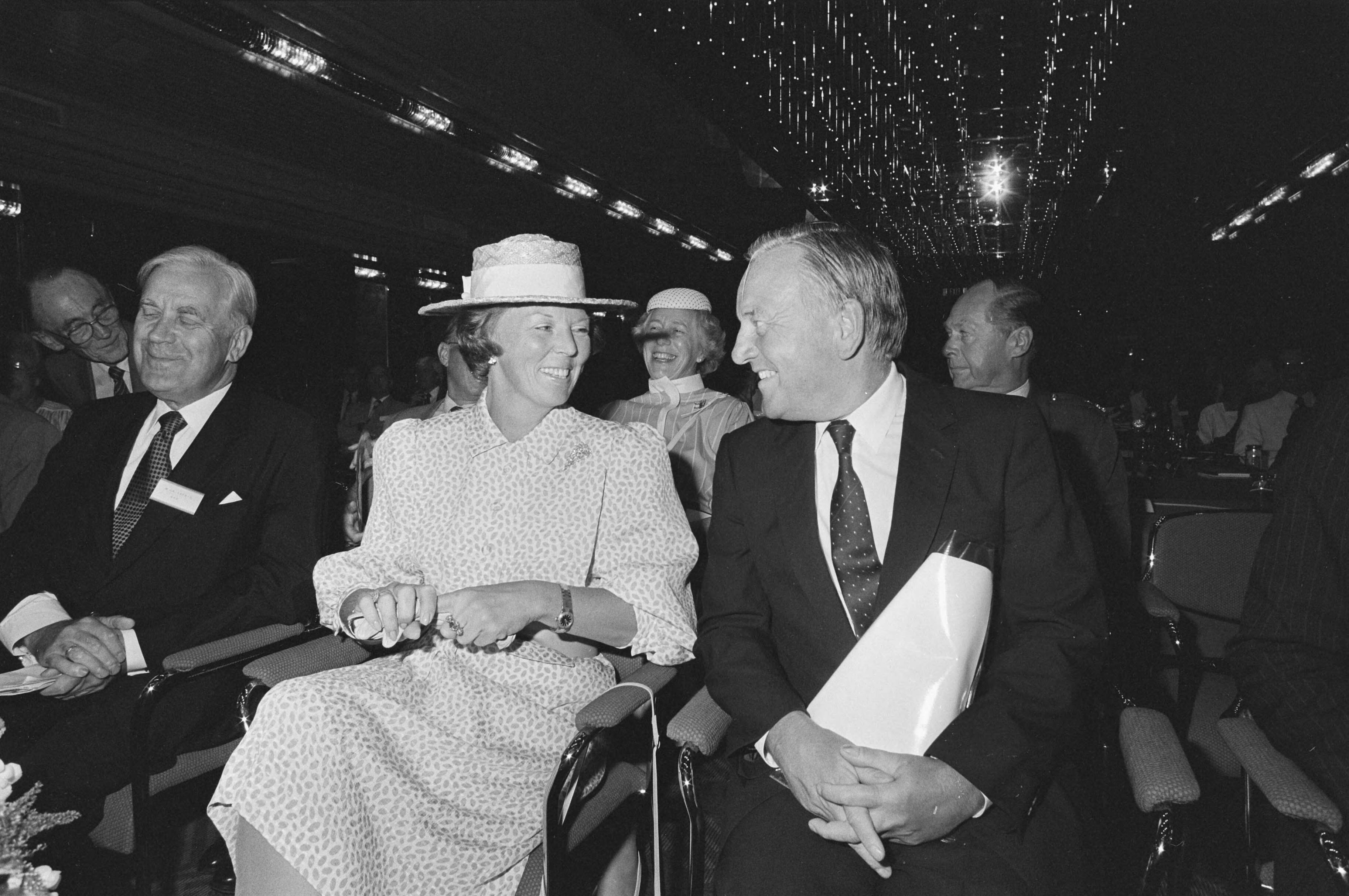 Fotocollectie Anefo — Beatrix heeft openingszitting bijgewoond van de Conferentie van de Wereldgezondheidsorganisatie in Scheveningen — Foto: Bogaerts, Rob / Anefo. Licentie: Set B: Rechtenvrij / Publiek Domein. Bron: Nationaal Archief. http://hdl.handle.net/10648/ad3c3d30-d0b4-102d-bcf8-003048976d84