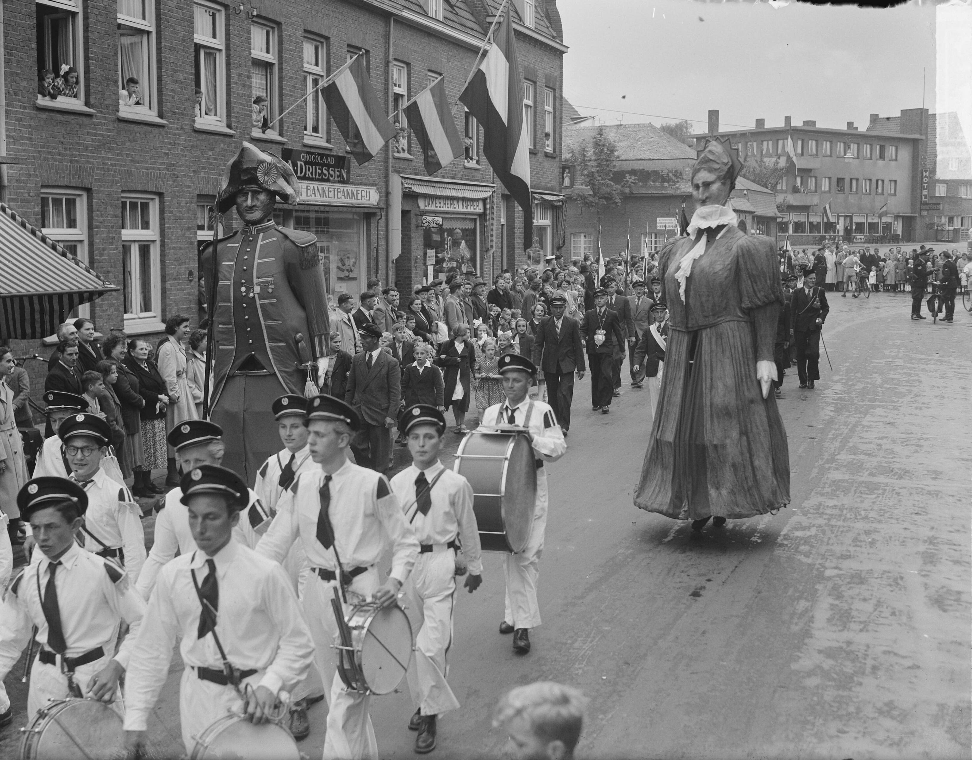 300-jarig bestaan schutterij St. Bavo — Optocht t.g.v. 300-jarig bestaan schutterij St. Bavo. De twee reuzen zijn Valuas en Gertrude, van het Akkermansgilde te Venlo. — Foto: Oorschot, […] van / Anefo. Licentie: Set B: Rechtenvrij / Publiek Domein. Bron: Nationaal Archief. http://hdl.handle.net/10648/a8daef7a-d0b4-102d-bcf8-003048976d84
