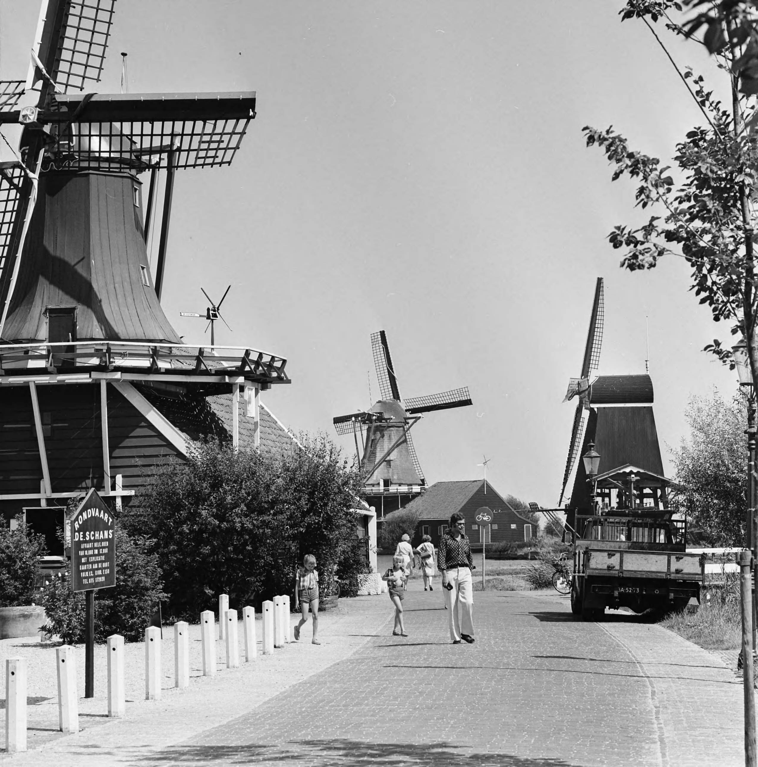 De Zaanse Schans met molens — Een rij Noordhollandse poldermolens — Foto: Mieremet, Rob / Anefo. Licentie: Set B: Rechtenvrij / Publiek Domein. Bron: Nationaal Archief. http://hdl.handle.net/10648/ac6eec90-d0b4-102d-bcf8-003048976d84