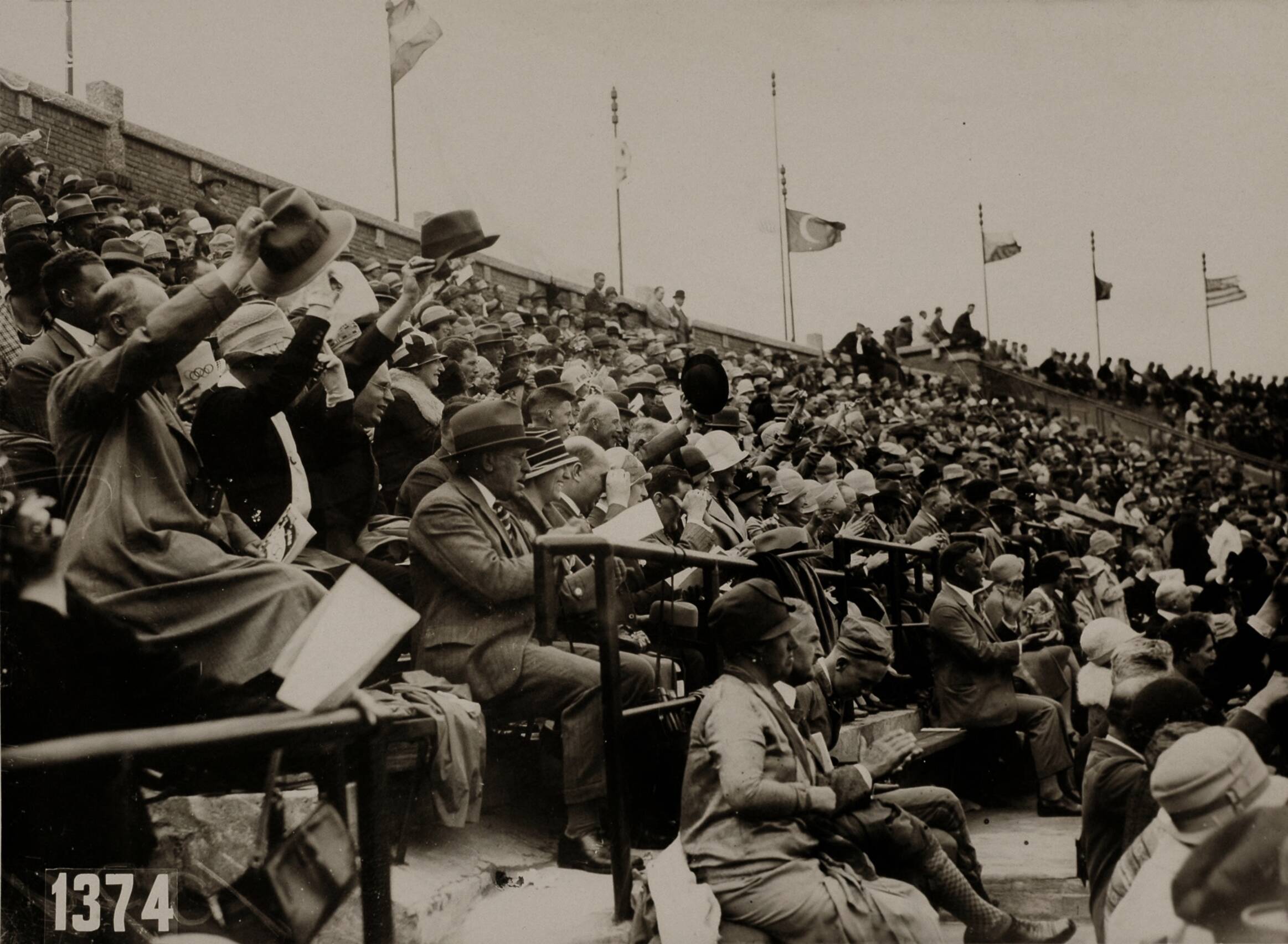 Sport — Sport. Olympische Spelen 1928 Amsterdam, Nederland : Toeschouwers op de tribune van het olympisch stadion. — Foto: Fotograaf Onbekend / Algemeen Fotobureau Amsterdam / Spaarnestad Photo (05887). Licentie: Set B: Rechtenvrij / Publiek Domein. Bron: Nationaal Archief. http://hdl.handle.net/10648/35429da6-d56a-a382-e063-6df0900a6686