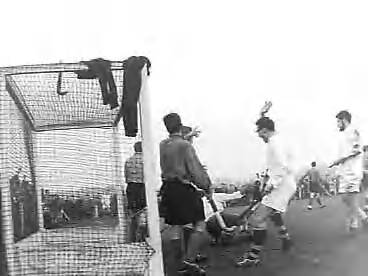 Fotocollectie Anefo — Hockey. Laren tegen SCHC 0-2. Spelmoment — Foto: Noske, J.D. / Anefo. Licentie: Set B: Rechtenvrij / Publiek Domein. Bron: Nationaal Archief. http://hdl.handle.net/10648/a98960e6-d0b4-102d-bcf8-003048976d84