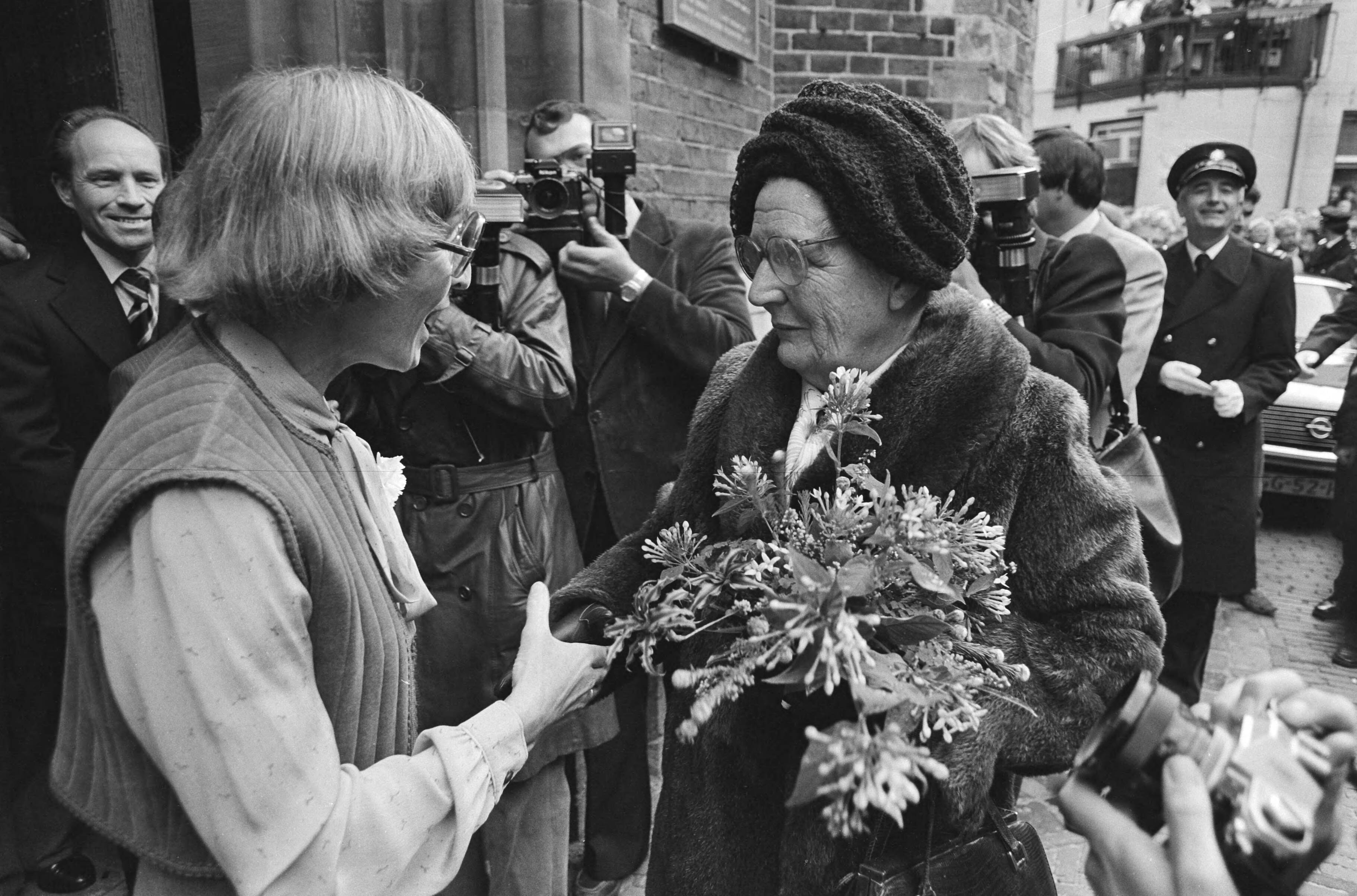 Fotocollectie Anefo — Prinses Juliana woonde wederingebruikneming bij van gerestaureerde St. Janskerk in Gouda, Juliana bloemen door mw Metselaar — Foto: Antonisse, Marcel / Anefo. Licentie: Set B: Rechtenvrij / Publiek Domein. Bron: Nationaal Archief. http://hdl.handle.net/10648/aceba564-d0b4-102d-bcf8-003048976d84