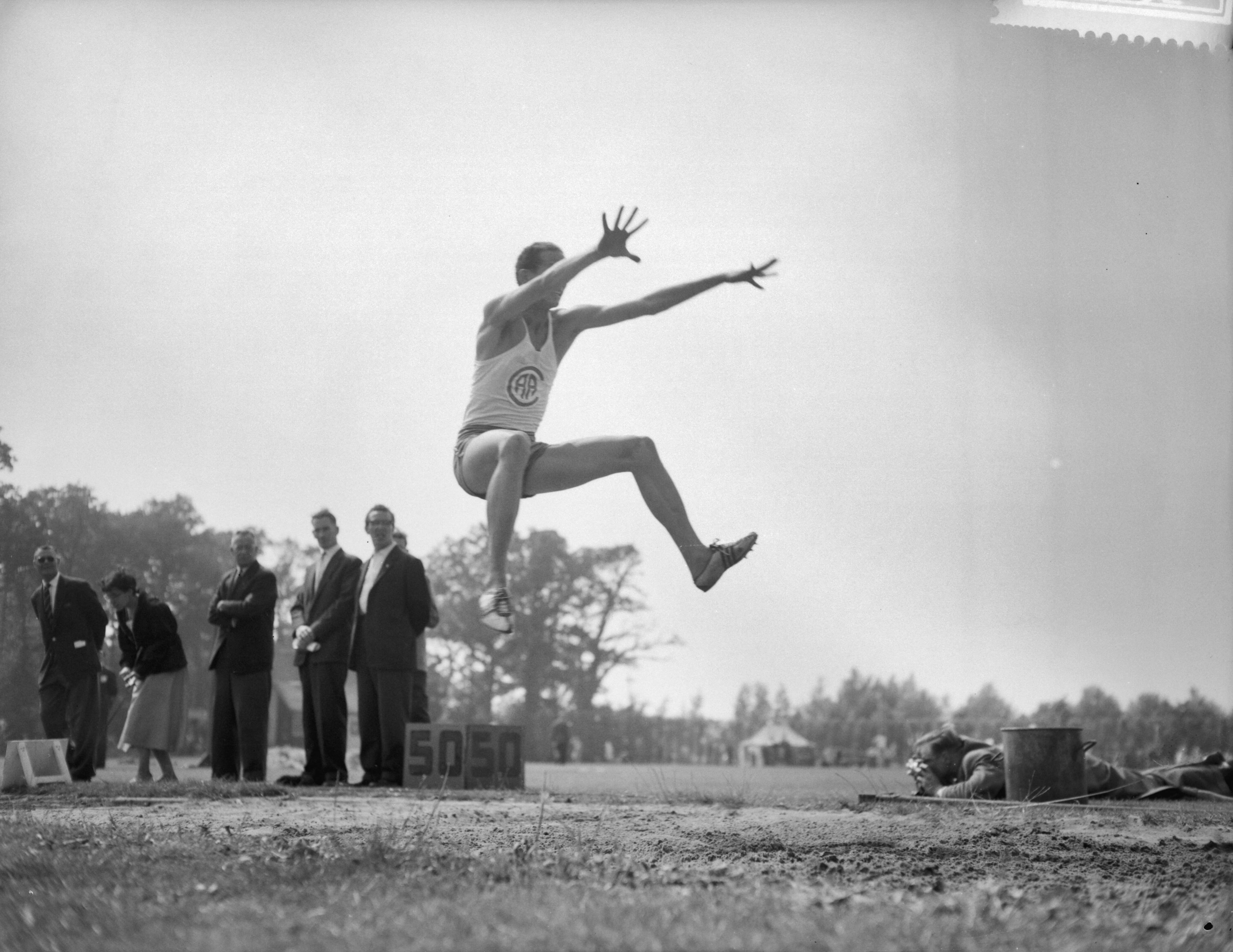 Fotocollectie Anefo — Atletiekwedstrijd Nederland-Frankrijk te Rijswijk. Verspringen — Foto: Rossem, Wim van / Anefo. Licentie: Set B: Rechtenvrij / Publiek Domein. Bron: Nationaal Archief. http://hdl.handle.net/10648/a97f62da-d0b4-102d-bcf8-003048976d84