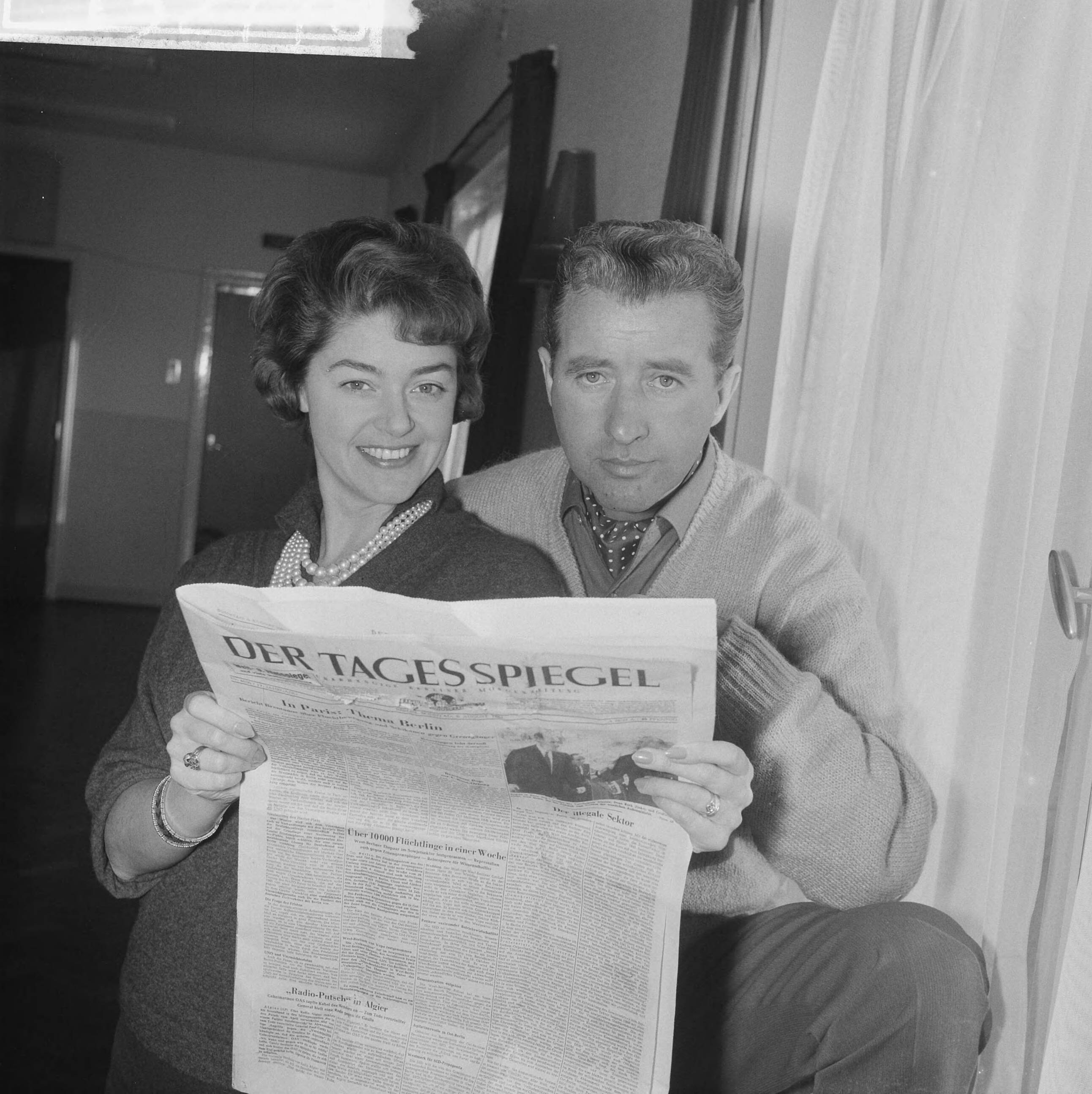 Fotocollectie Anefo — Teddy en Henk Scholten gaan naar Duitse TV. Teddy en Henk met een Duitse krant "Der Tagesspiegel" — Foto: Nijs, Jac. de / Anefo. Licentie: Set B: Rechtenvrij / Publiek Domein. Bron: Nationaal Archief. http://hdl.handle.net/10648/a9efc7a0-d0b4-102d-bcf8-003048976d84