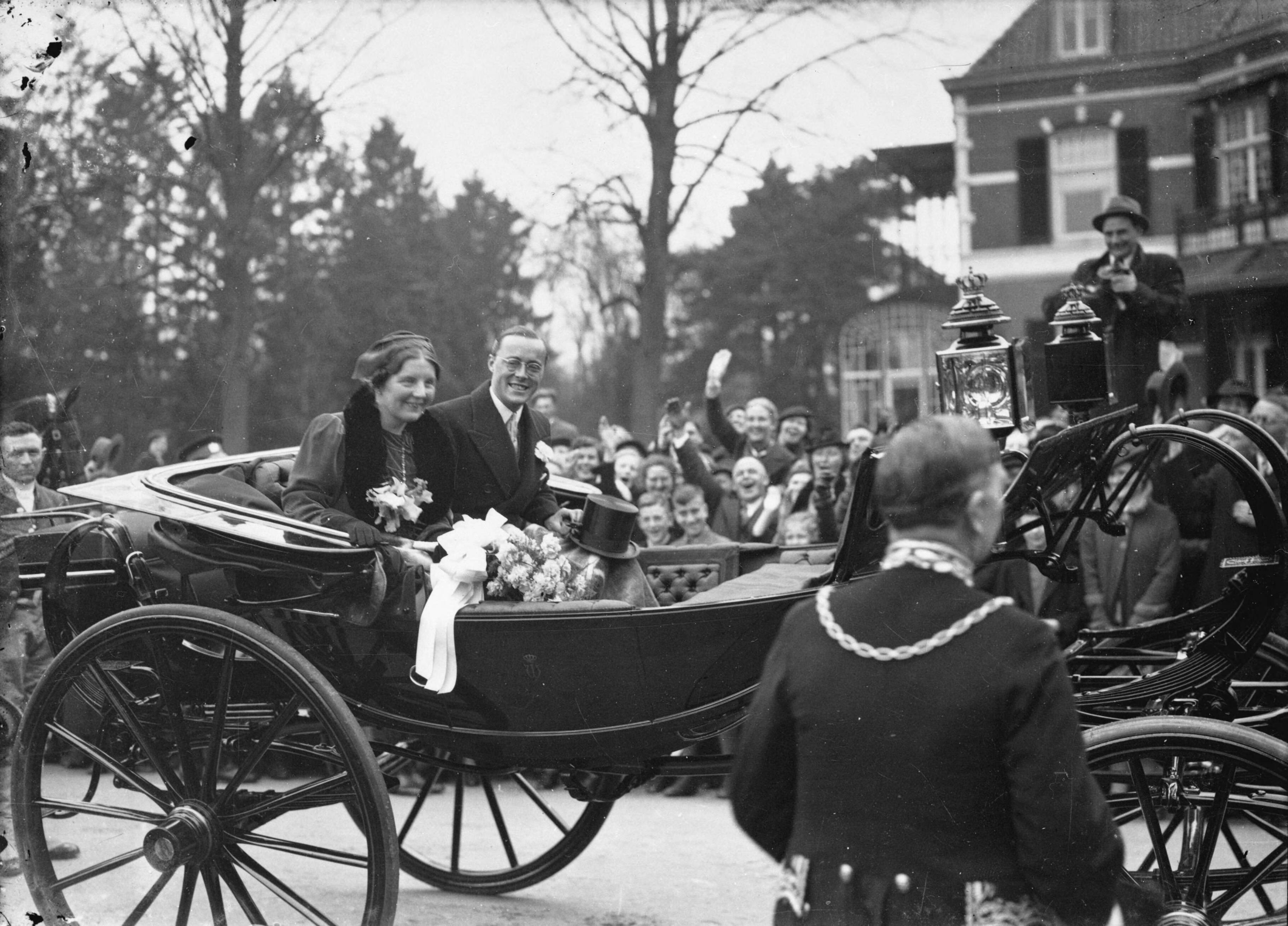 Fotocollectie RVD / Koninklijk Huis — Prinses Juliana en prins Bernhard. Intocht te Baarn na de huwelijksreis, 14-04-1937 — Foto: Rousel (repro) / RVD. Licentie: Set B: Rechtenvrij / Publiek Domein. Bron: Nationaal Archief. http://hdl.handle.net/10648/afb5d9a4-d0b4-102d-bcf8-003048976d84