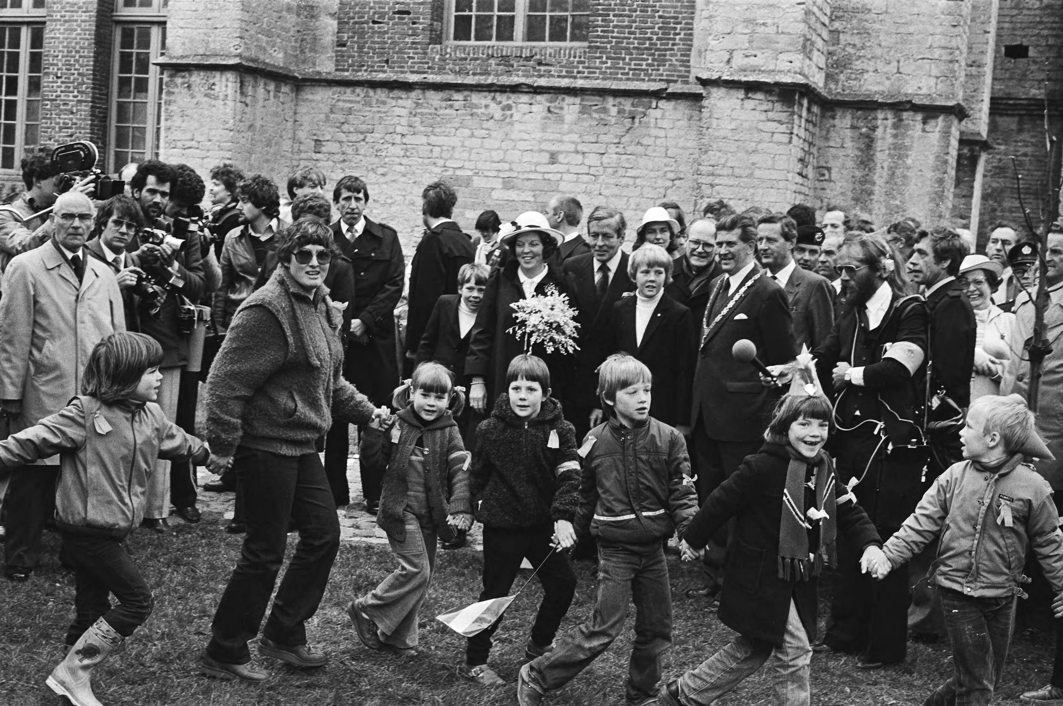 Fotocollectie Anefo — Viering Koninginnedag in Veere, koninklijk gezin kijkt toe bij een ronde dans van kinderen in Veere — Foto: Bogaerts, Rob / Anefo. Licentie: Set B: Rechtenvrij / Publiek Domein. Bron: Nationaal Archief. http://hdl.handle.net/10648/acfaac9e-d0b4-102d-bcf8-003048976d84