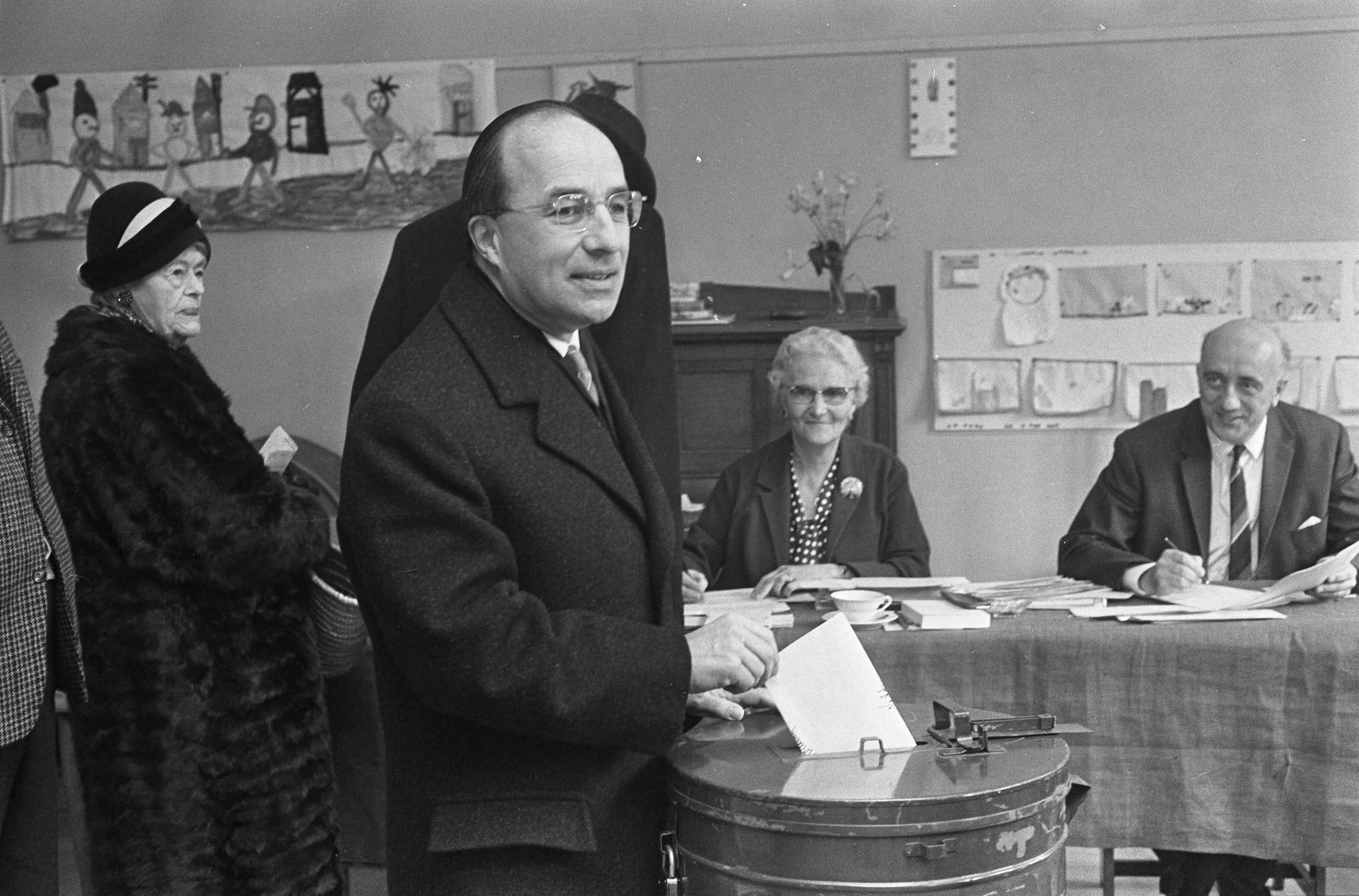 Fotocollectie Anefo — Stemmen, Minister President Cals bij de stembus te Den Haag — Foto: Koch, Eric / Anefo. Licentie: Set B: Rechtenvrij / Publiek Domein. Bron: Nationaal Archief. http://hdl.handle.net/10648/aae1906c-d0b4-102d-bcf8-003048976d84