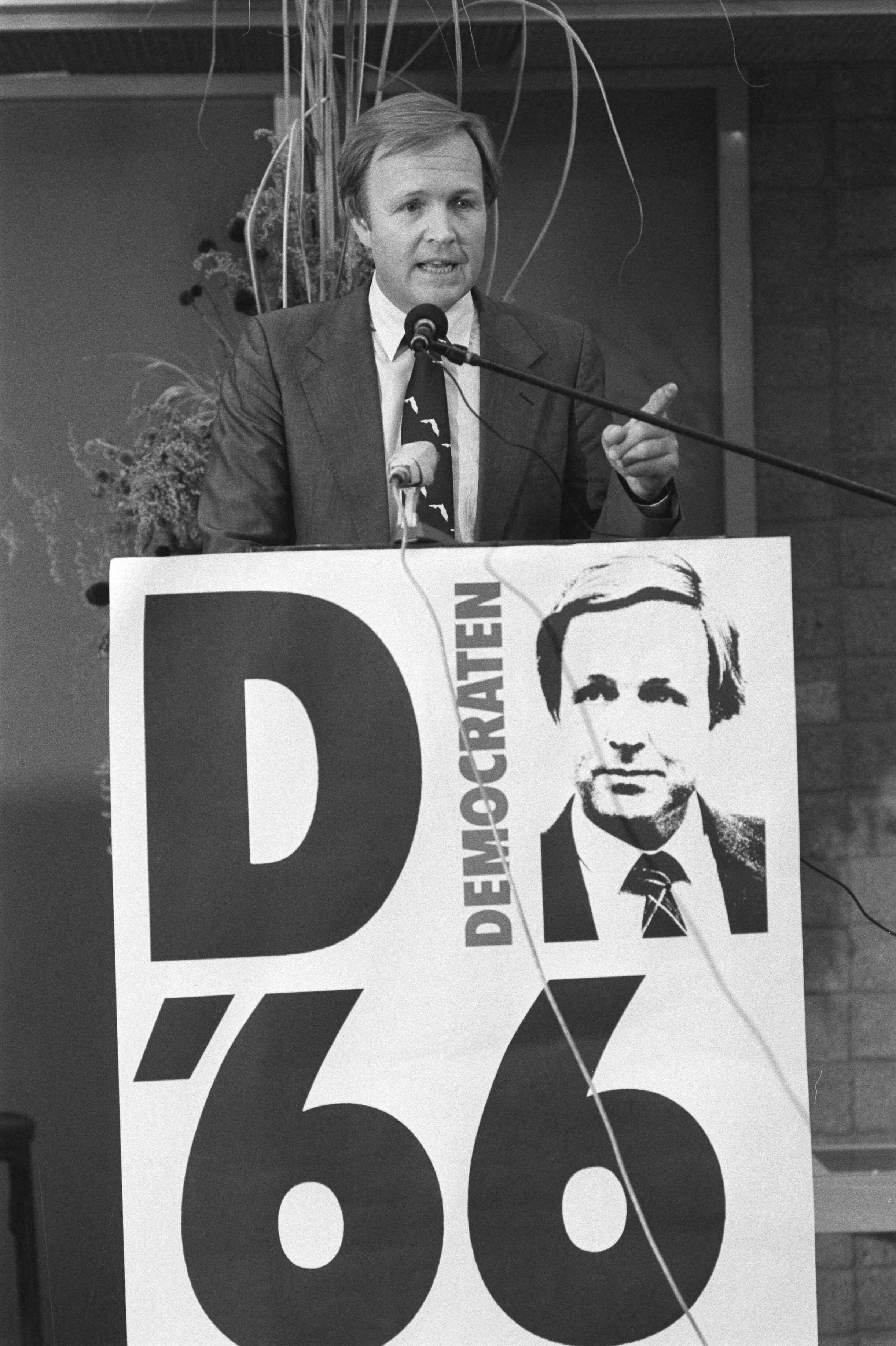 Start verkiezingscampagne 1982 bij D66 in Den Haag — Lijsttrekker Jan Terlouw tijdens toespraak — Foto: Dijk, Hans van / Anefo. Licentie: Set B: Rechtenvrij / Publiek Domein. Bron: Nationaal Archief. http://hdl.handle.net/10648/ad1c86b6-d0b4-102d-bcf8-003048976d84