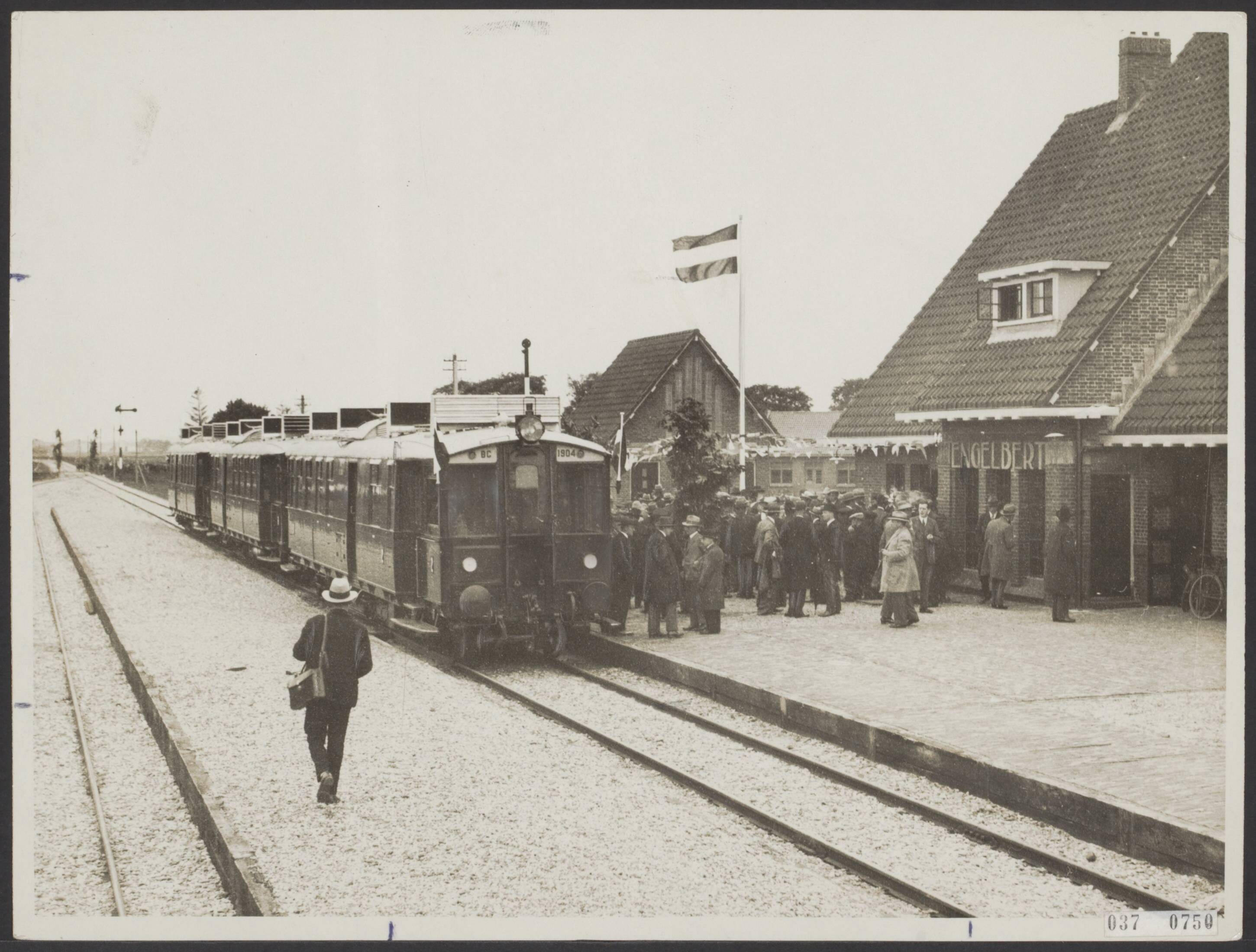Fotocollectie Elsevier Binnenland — Officiële ingebruikname van de nieuwe Woldjer spoorlijn die van Groningen over Slochteren naar Delfzijl zall lopen. Minister Van der Vegte was aanwezig. Oponthoud in het plaatsje Engelbert — Foto: N.V. Polygoon. Licentie: Set B: Rechtenvrij / Publiek Domein. Bron: Nationaal Archief. http://hdl.handle.net/10648/adef3610-d0b4-102d-bcf8-003048976d84