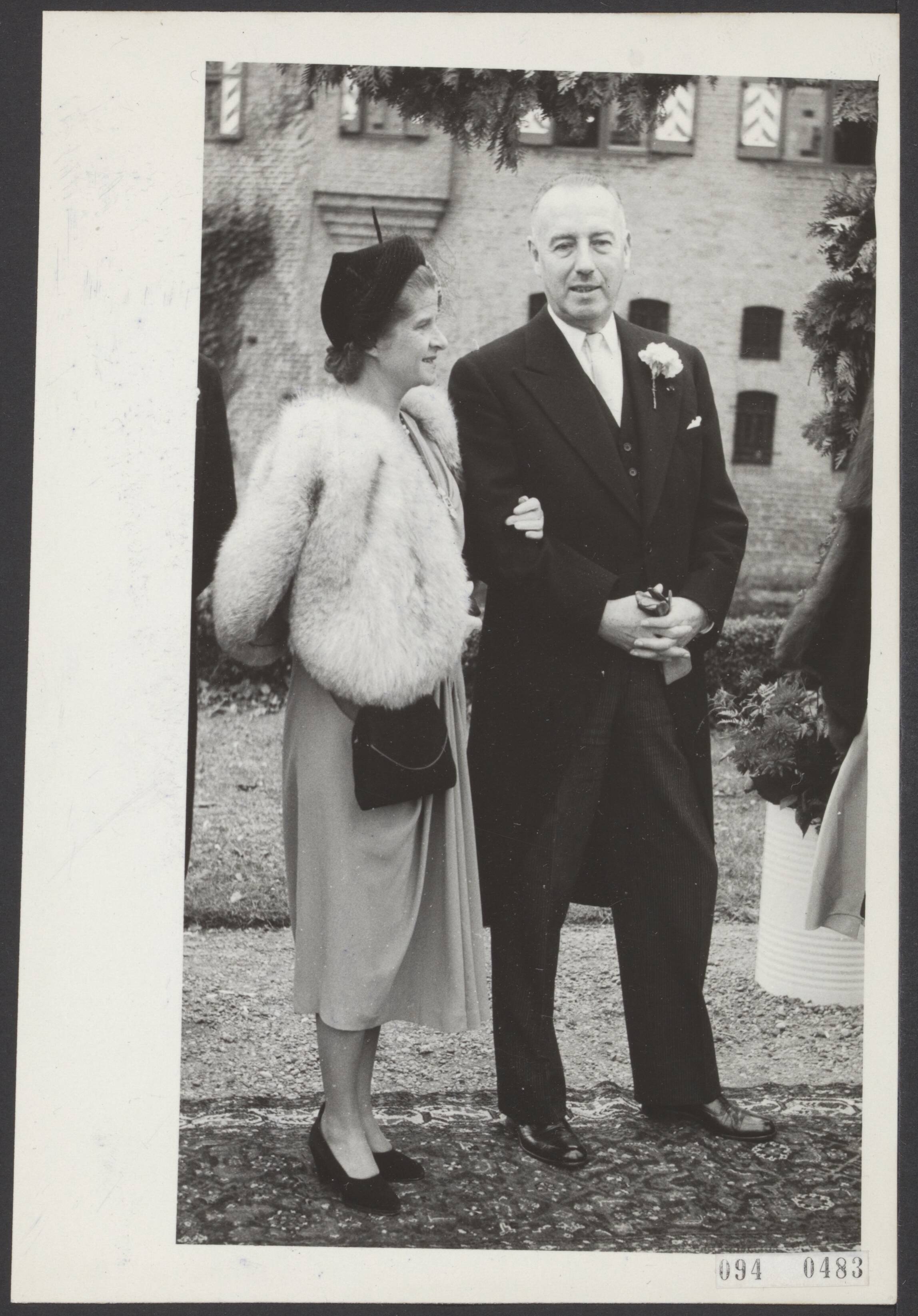 Fotocollectie Elsevier Binnenland — Huwelijk van de jonge barones Van Zuylen van Nijevelt van de Haar met de 31-jarige Franse graaf van Nicolay op het kasteel De Haar te Haarzuilen in de provincie Utrecht. Tot de gasten bheoorde o.a. de Belgische minister van Buitenlandse Zaken Van Zeeland met echtgenote — Foto: Fotograaf Onbekend / Anefo. Licentie: Set B: Rechtenvrij / Publiek Domein. Bron: Nationaal Archief. http://hdl.handle.net/10648/ae2ca3ec-d0b4-102d-bcf8-003048976d84