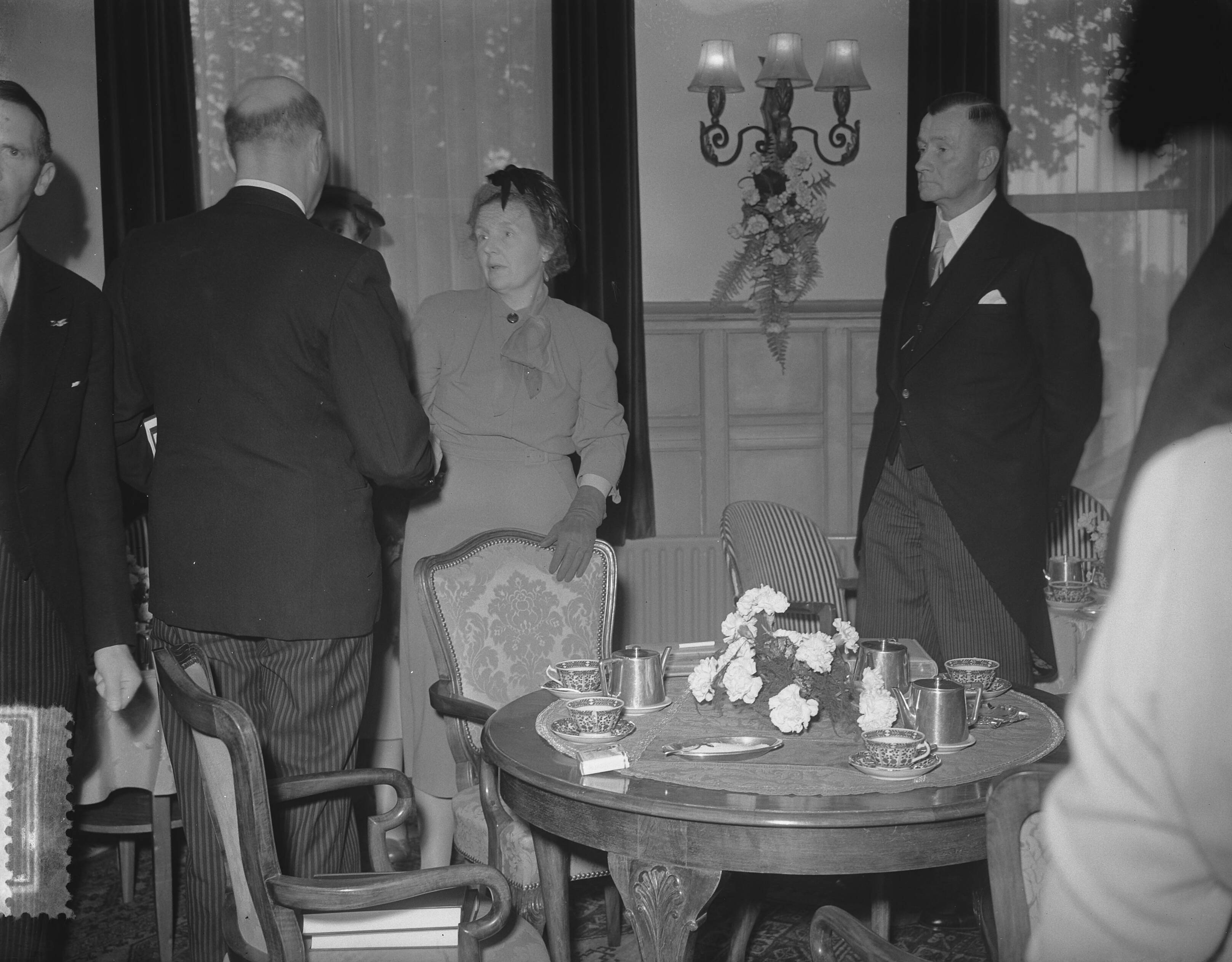 Koningin Juliana bezoekt Leeuwarden — Foto: Bilsen, Joop van / Anefo. — Licentie: Set B: Rechtenvrij / Publiek Domein. Bron: Nationaal Archief. http://hdl.handle.net/10648/a90020a6-d0b4-102d-bcf8-003048976d84