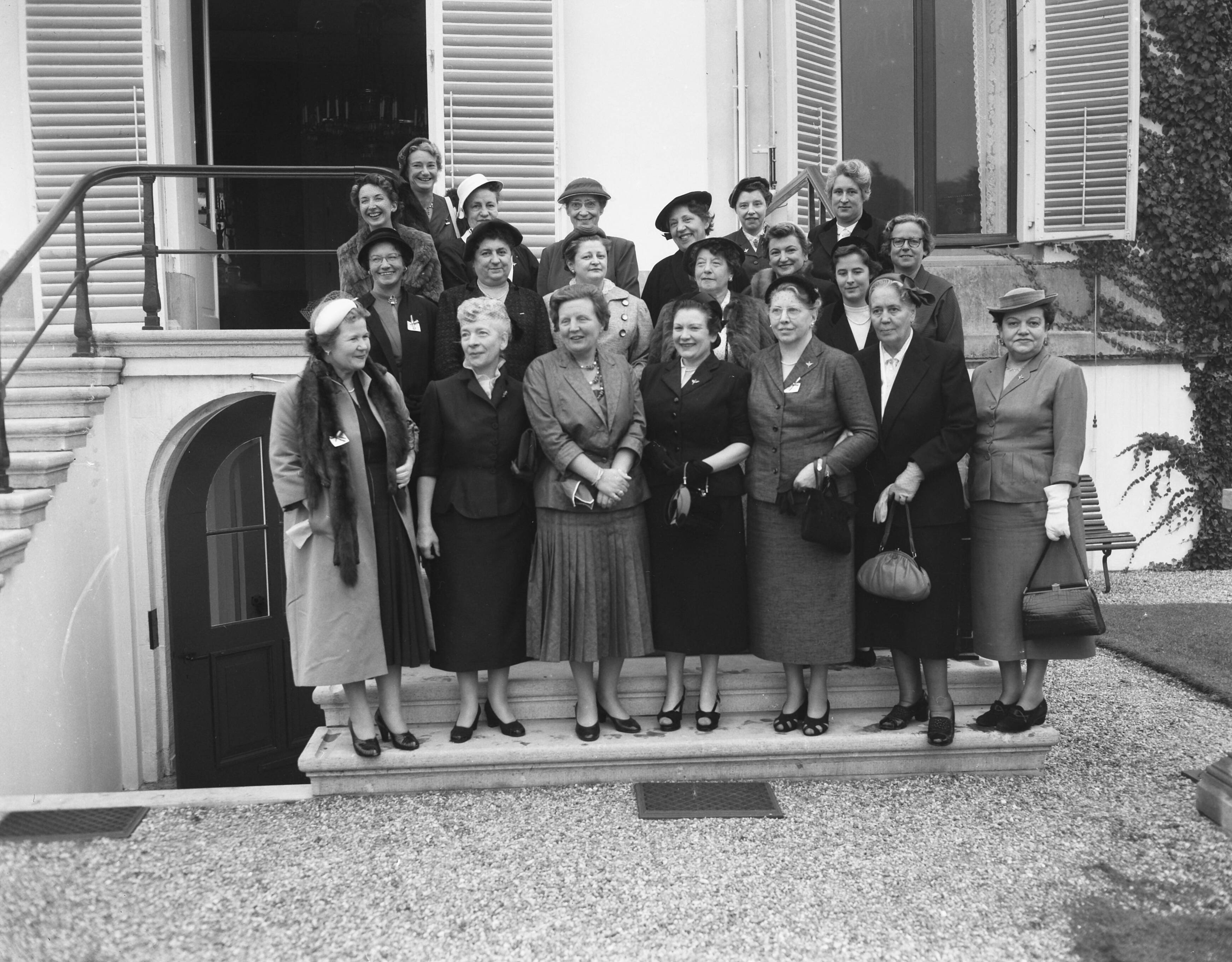 Fotocollectie Anefo — Koningin Juliana ontvangt een delegatie van het congres van vrouwelijke bedrijfshoofden op paleis Soestdijk — Foto: Noske, J.D. / Anefo. Licentie: Set B: Rechtenvrij / Publiek Domein. Bron: Nationaal Archief. http://hdl.handle.net/10648/a93b7bd8-d0b4-102d-bcf8-003048976d84