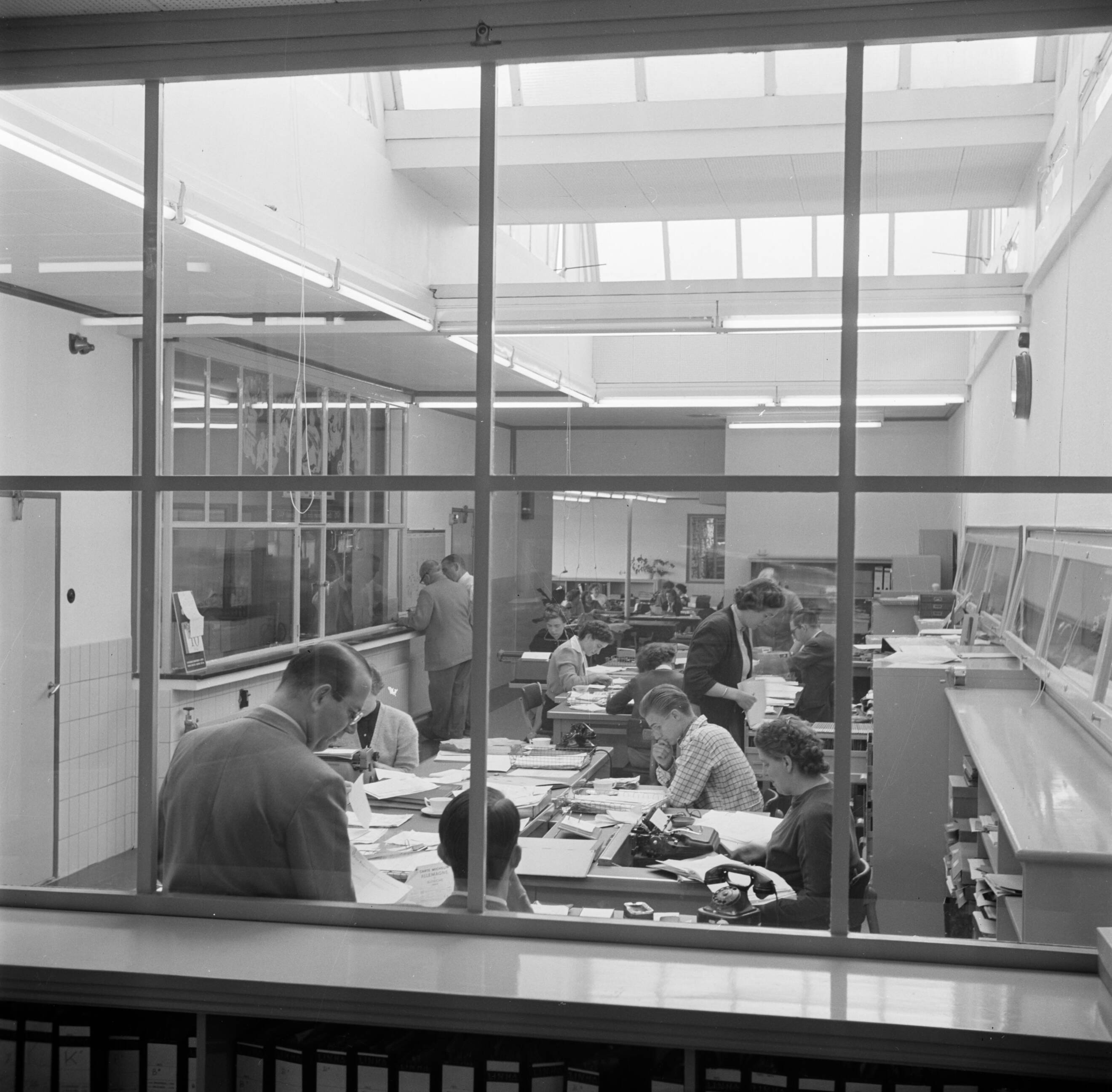 Reportage Kerko Haarlem — De administratie-afdeling van overhemdenbedrijf Kerko — Foto: Poll, Willem van de. Licentie: Set B: Rechtenvrij / Publiek Domein. Bron: Nationaal Archief. http://hdl.handle.net/10648/aecbb978-d0b4-102d-bcf8-003048976d84