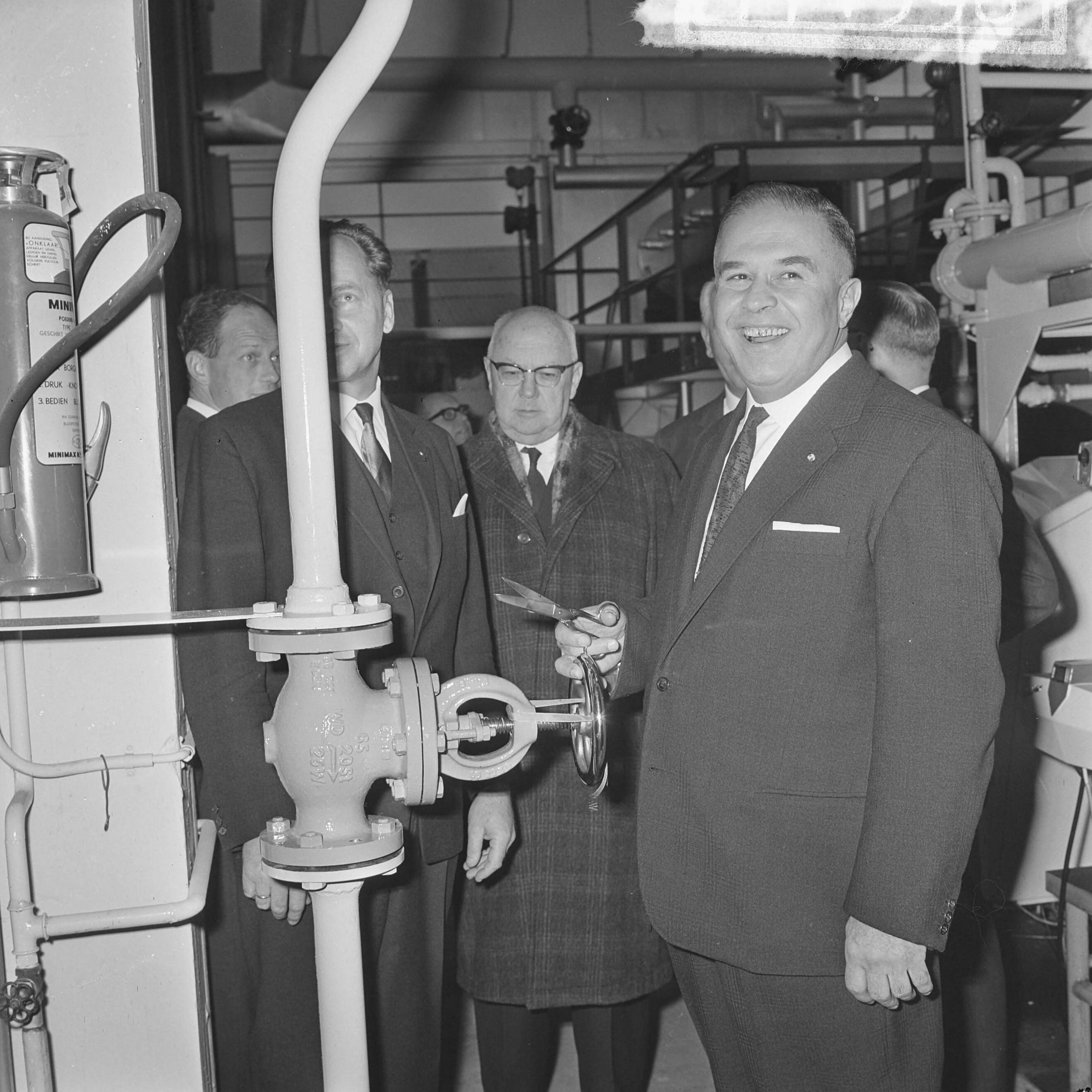 Fotocollectie Anefo — Gas voor Rijswijk, burgemeester drs. A.Th. Bogaardt (r.) draait afsluiter open — Foto: Koch, Eric / Anefo. Licentie: Set B: Rechtenvrij / Publiek Domein. Bron: Nationaal Archief. http://hdl.handle.net/10648/aa841608-d0b4-102d-bcf8-003048976d84