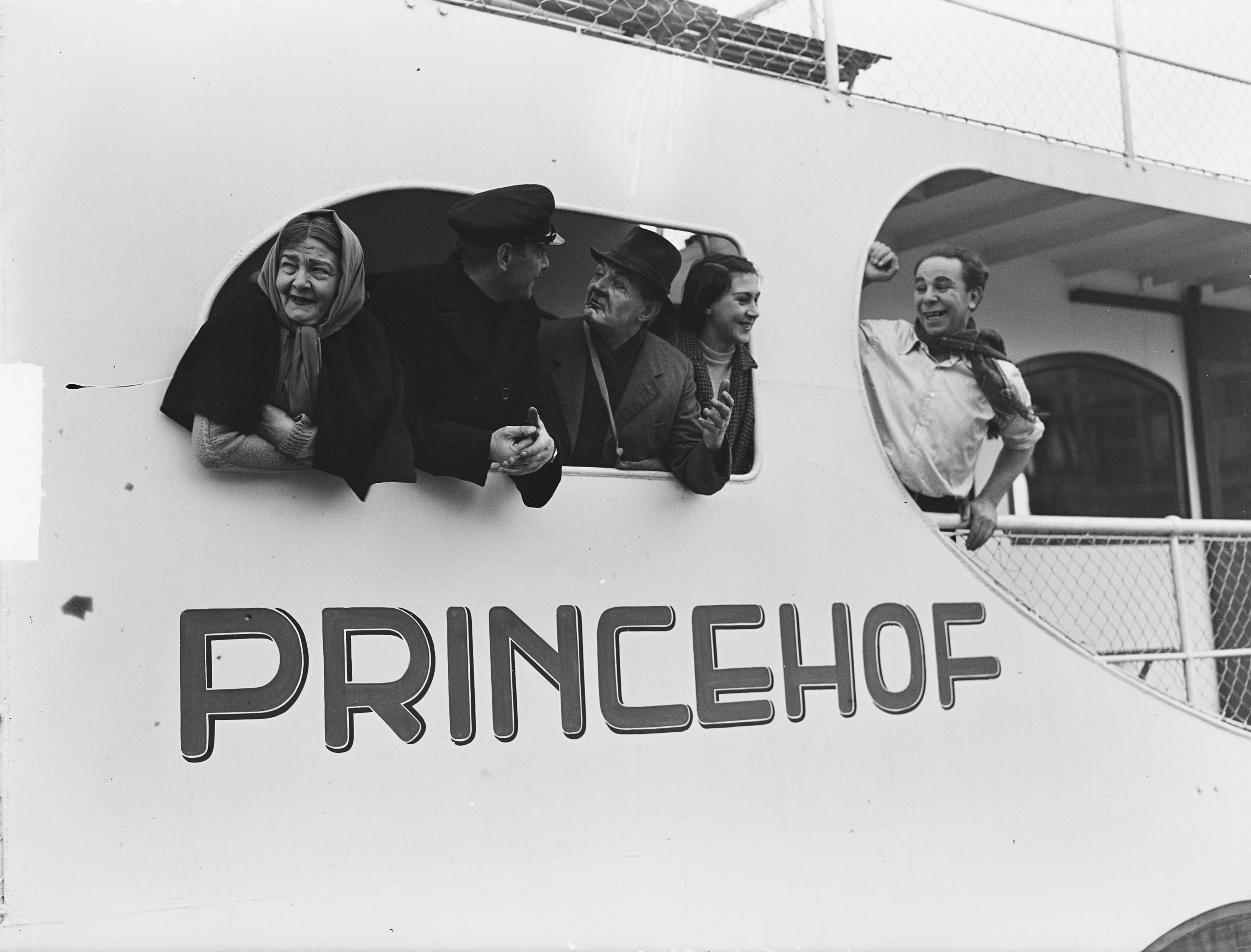 Fotocollectie Anefo — Drijvende schouwburg in Leeuwarden, het schip van toeristenbedrijf "Princehof" — Foto: Pot, Harry / Anefo. Licentie: Set B: Rechtenvrij / Publiek Domein. Bron: Nationaal Archief. http://hdl.handle.net/10648/a8e5311a-d0b4-102d-bcf8-003048976d84