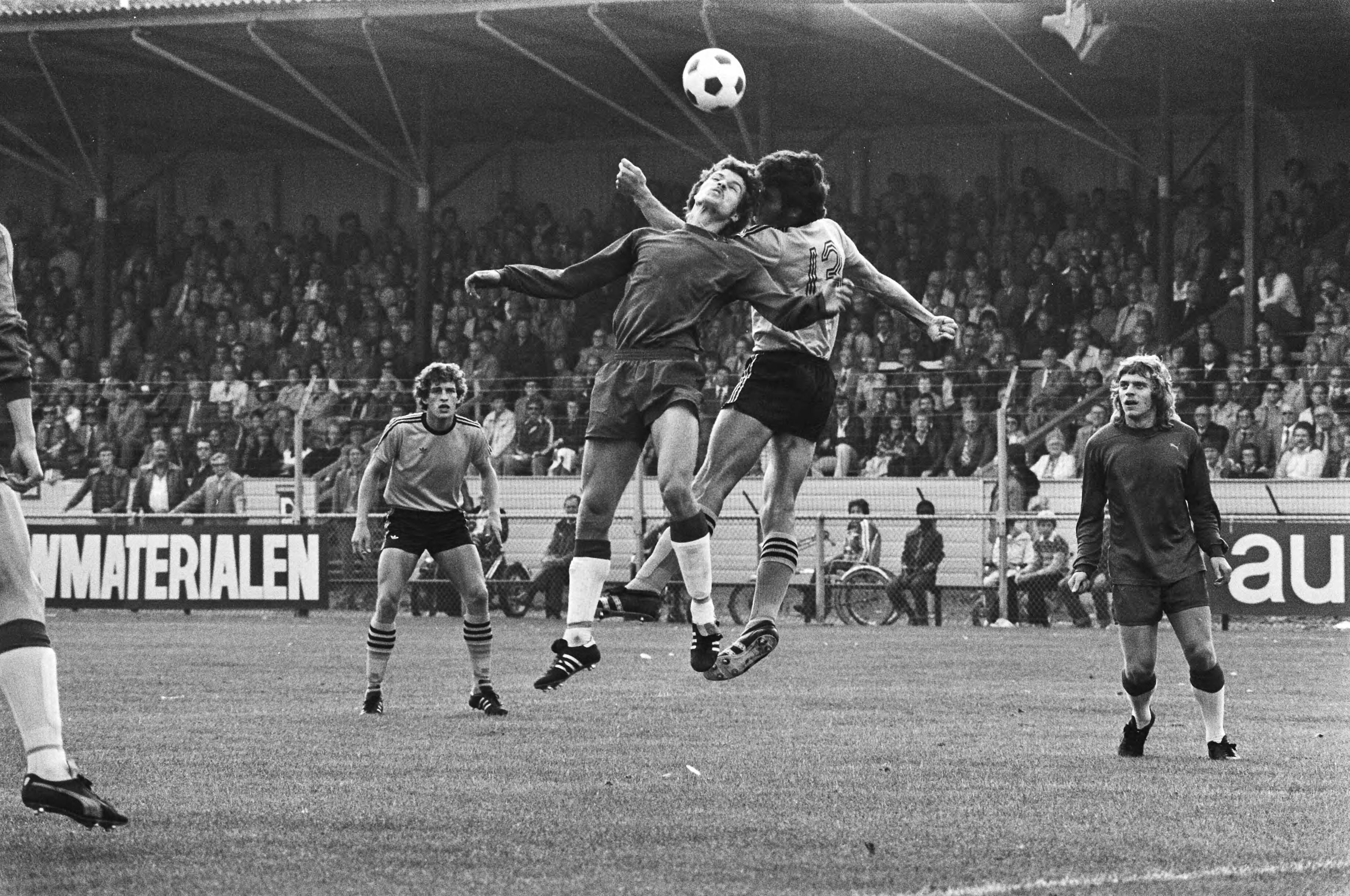 Fotocollectie Anefo — Haarlem tegen Roda JC , Nanninga in duel met Verkaik (Haarlem) — Foto: Verhoeff, Bert / Anefo. Licentie: Set B: Rechtenvrij / Publiek Domein. Bron: Nationaal Archief. http://hdl.handle.net/10648/acbc6808-d0b4-102d-bcf8-003048976d84