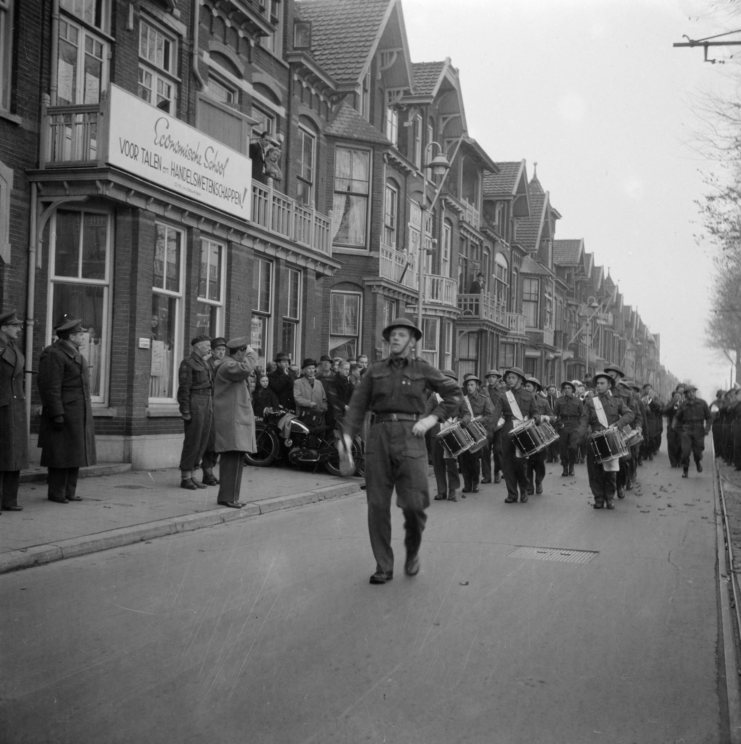 Prins Bernhard inspecteert Nederlandse militairen bij de Valkenboskade, hoek Berberisstraat in Den Haag — prinsen|muziekkorpsen|militaire parades|Bernhard (prins Nederland)|Den Haag|Zuid-Holland|koninklijk huis — Foto: Poll, Willem van de. Licentie: Set B: Rechtenvrij / Publiek Domein. Bron: Nationaal Archief. http://hdl.handle.net/10648/aeea3b8c-d0b4-102d-bcf8-003048976d84