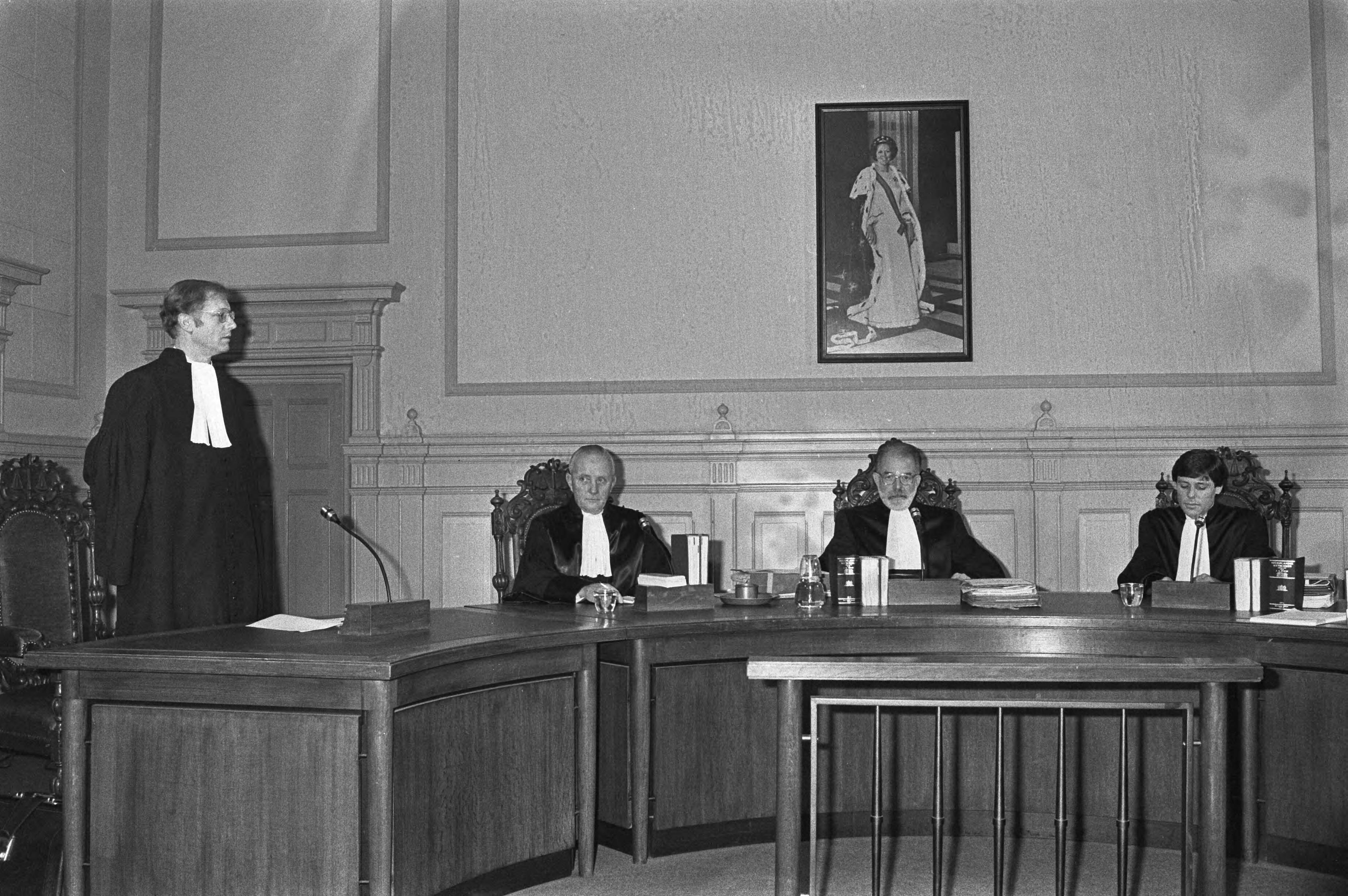Proces tegen afvalverwerkingsbedrijf Uniser voor de Rechtbank in Breda begonnen — Van links naar rechts mr. W. Koops , mr. E.H. Thijssen en mr. L.C. van der Plas — Foto: Antonisse, Marcel / Anefo. Licentie: Set B: Rechtenvrij / Publiek Domein. Bron: Nationaal Archief. http://hdl.handle.net/10648/ad09e416-d0b4-102d-bcf8-003048976d84